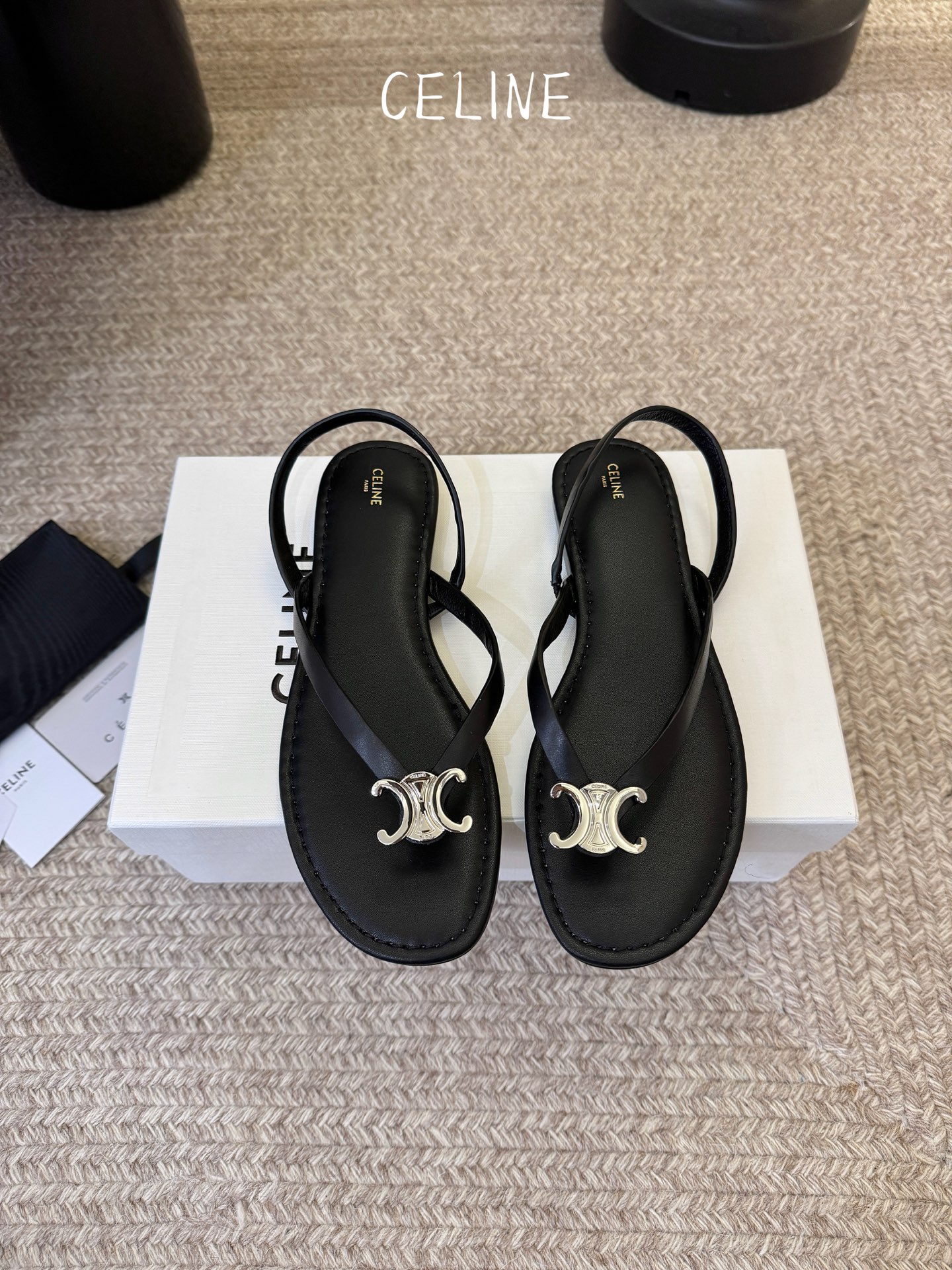 NO:783910,CELINE's latest Triomphe Arc de Triomphe metal buckle flip-flop sandals for spring and summer. Many celebrity Internet celebrities have planted grass. This is the Triomphe Arc de Triomphe series flip-flop sandals launched by Celine in the spring and summer of 2026. It is the iconic summer item of the brand's French minimalist aesthetics. It is perfectly suitable for vacation, commuting and other scenes. The flip-flop is decorated with the brand's classic Triomphe Arc de Triomphe silver buckle, which is the most recognizable symbol of CELINE. It has a retro sense of luxury and low-key highlights the brand identity.  Classic flip-flops + back strap structure, the back strap is adjustable, stable and does not fall off, while modifying the shape of the foot, friendly to wide and fat feet. Pure flat bottom shape, extremely comfortable, long-term wear, not tired, it is a tool for lazy people to go out in summer. Upper imported cowhide, Italian genuine leather outsole Size 35-40, split-toe shoes, celine, sandals, cowhide, Leather soles19860909CELINE思琳春夏最新款凯旋门金属扣夹脚凉鞋 超多明星网红种草 这是思琳2026年春夏推出的Triomphe凯旋门系列夹脚凉鞋,是品牌法式极简美学的标志性夏日单品,完美适配度假、通勤等多场景穿搭 夹脚处装饰品牌经典的Triomphe凯旋门银扣,是CELINE最具辨识度的符号,自带复古高级感,低调彰显品牌身份 经典夹脚人字拖+后绊带结构,后绊带可调节,稳固不掉跟,同时修饰脚型,对宽脚、胖脚友好 纯平底造型 极致舒适,久穿不累,是夏日懒人出街神器鞋面进口牛皮 意大利真皮大底Size35-40,分趾鞋,celine,sandals,cowhide,Leather soles,Women's Shoes