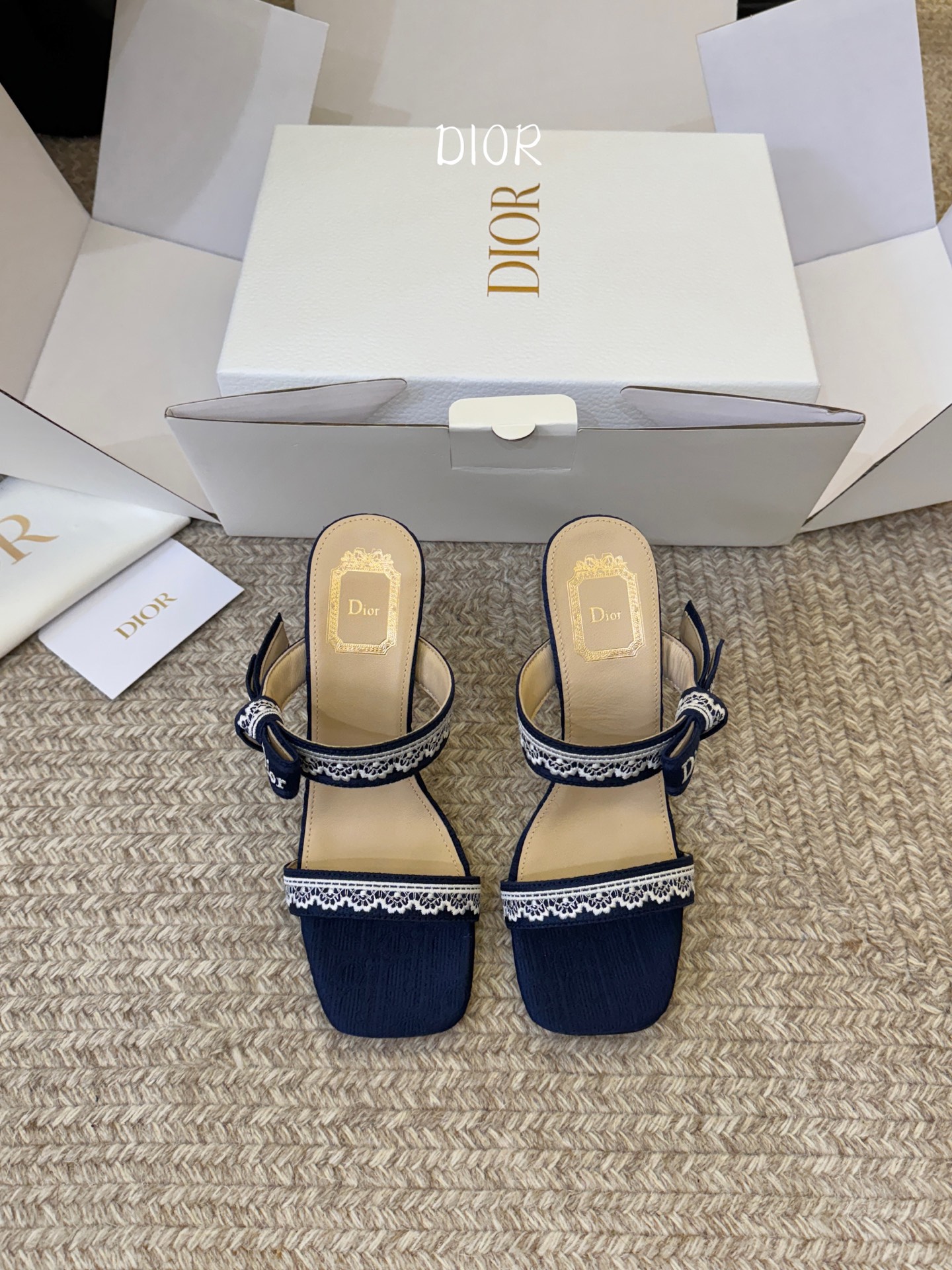 NO:784519,Dio*26ss new early spring lace strap square-toe high-heeled shoes. An eye-catching retro design that perfectly blends Dior's delicacy and romance. The square-toe shoe shape perfectly modifies the foot shape, making the foot smaller instantly, easily creating a slender and slender visual effect; the double-layer strap design is paired with exquisite lace, which is smart and reduces age, and the bow details add a girlish feel. Every detail tells the brand's top craftsmanship.  Whether paired with a simple commuting suit, an elegant holiday dress, or casual jeans, you can easily capture the looseness and put a sense of luxury on your feet, making you the center of attention wherever you go. Embroidered upper fabric, sheepskin lining, Italian genuine leather outsole, size 35-42 (customized sizes 40, 41, and 42 are non-refundable), heel height 10cm, high heels and slippers, dior, dior, high  heels,slippers,skirts,jeans,sheepskin,Leather soles19860909Dio*26ss早春新款蕾丝绑带方头高跟鞋 一眼沦陷的复古设计,将迪奥的精致与浪漫完美融合.方头鞋型极致修饰脚型,秒显脚小,轻松打造纤细修长的视觉效果；双层绑带设计搭配精致蕾丝花边,灵动又减龄,蝴蝶结细节更添少女感,每一处都在诉说着品牌的顶级工艺. 无论是搭配简约的通勤套装、飘逸的度假长裙,还是休闲的牛仔裤,都能轻松拿捏松弛感,把高级感穿在脚上,走到哪里都是焦点. 鞋面刺绣面料 内里羊皮 大底意大利真皮大底 size35-42码（40、41、42码定制不退换） 跟高10cm,高跟鞋拖鞋,dior,dior,high heels,slippers,skirts,jeans,sheepskin,Leather soles,Women's Shoes