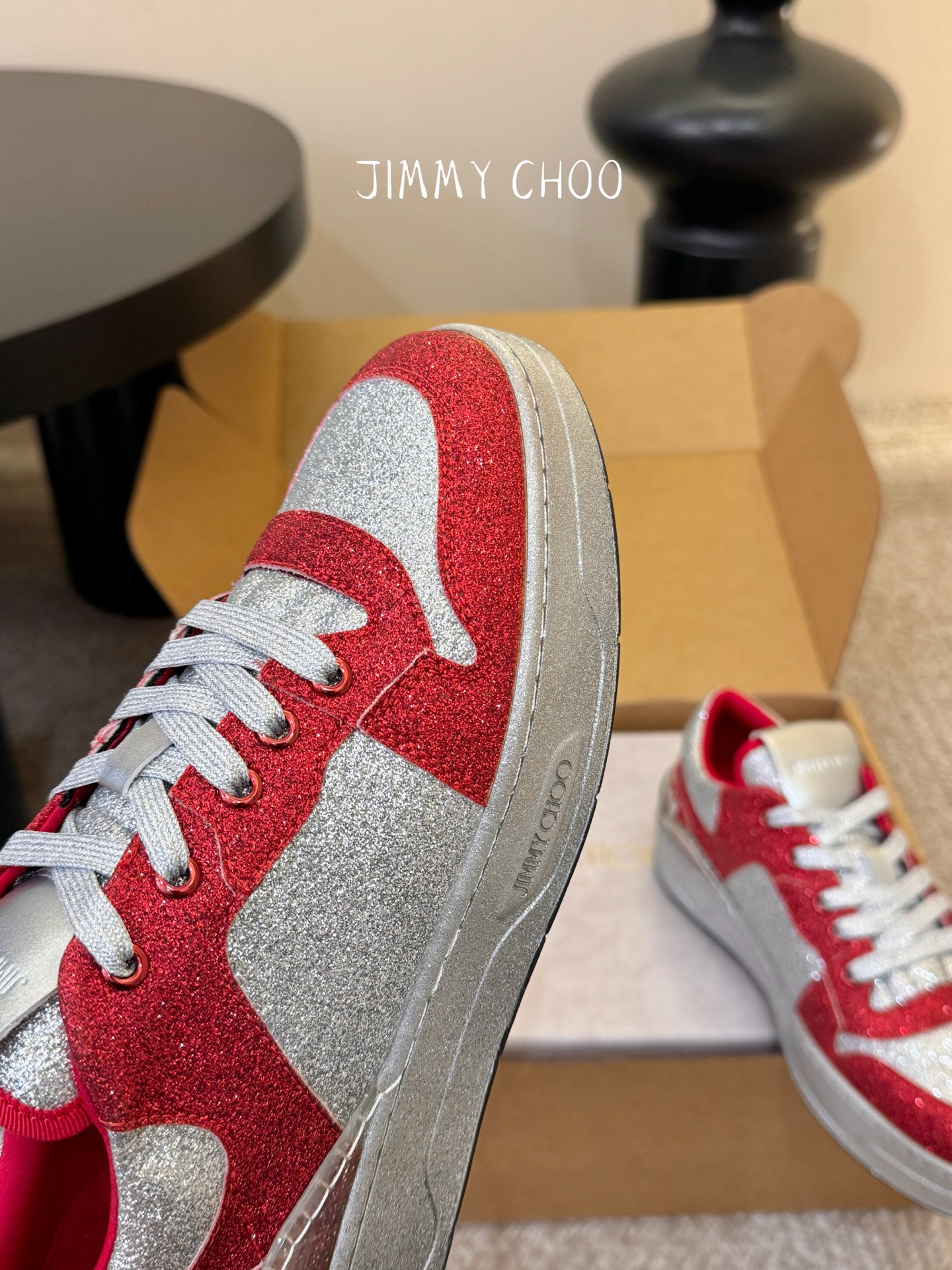Jimmy Cho* 26SS春夏新款闪钻拼色板鞋整双鞋铺满blingbling的闪钻设计，上脚自带高光