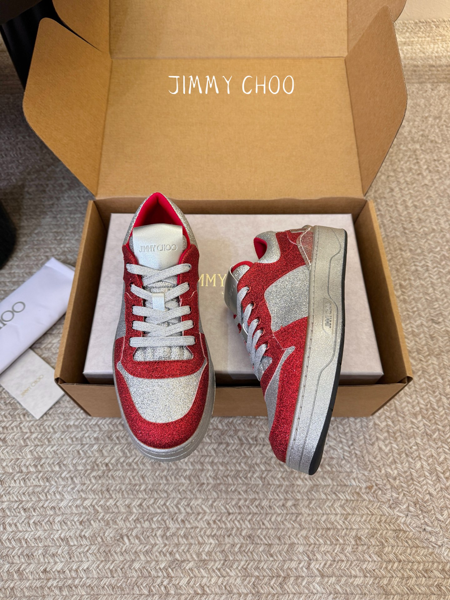 Jimmy Cho* 26SS春夏新款闪钻拼色板鞋整双鞋铺满blingbling的闪钻设计，上脚自带高光