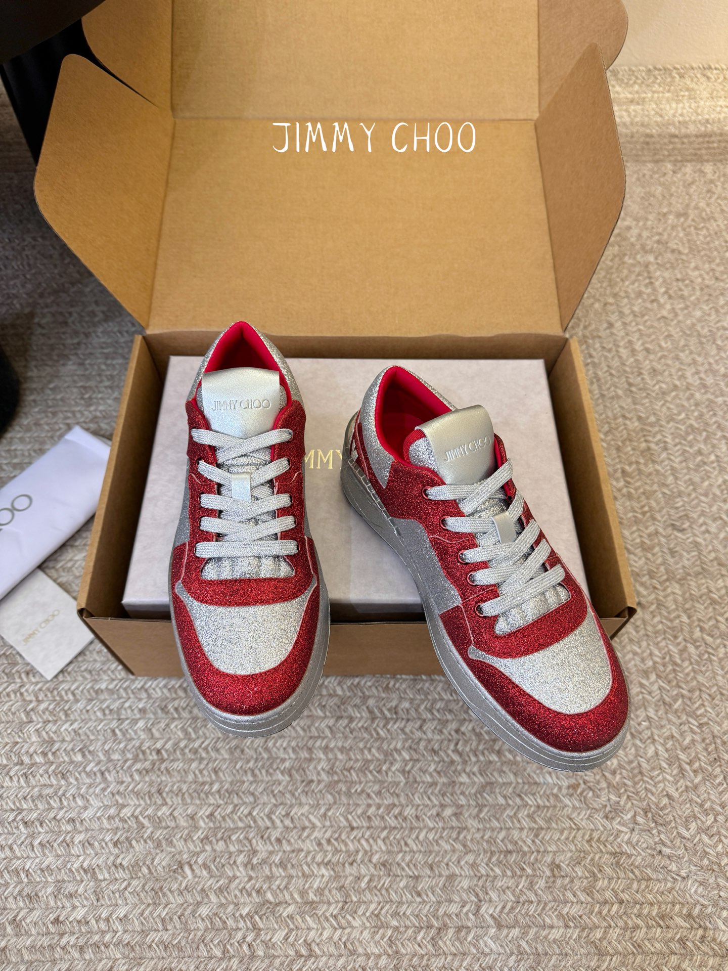 Jimmy Cho* 26SS春夏新款闪钻拼色板鞋整双鞋铺满blingbling的闪钻设计，上脚自带高光