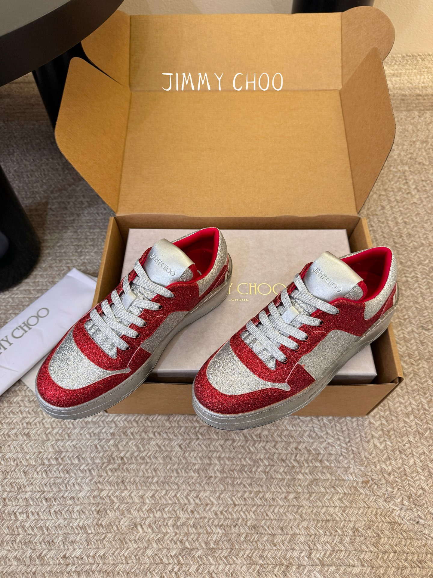 Jimmy Cho* 26SS春夏新款闪钻拼色板鞋整双鞋铺满blingbling的闪钻设计，上脚自带高光