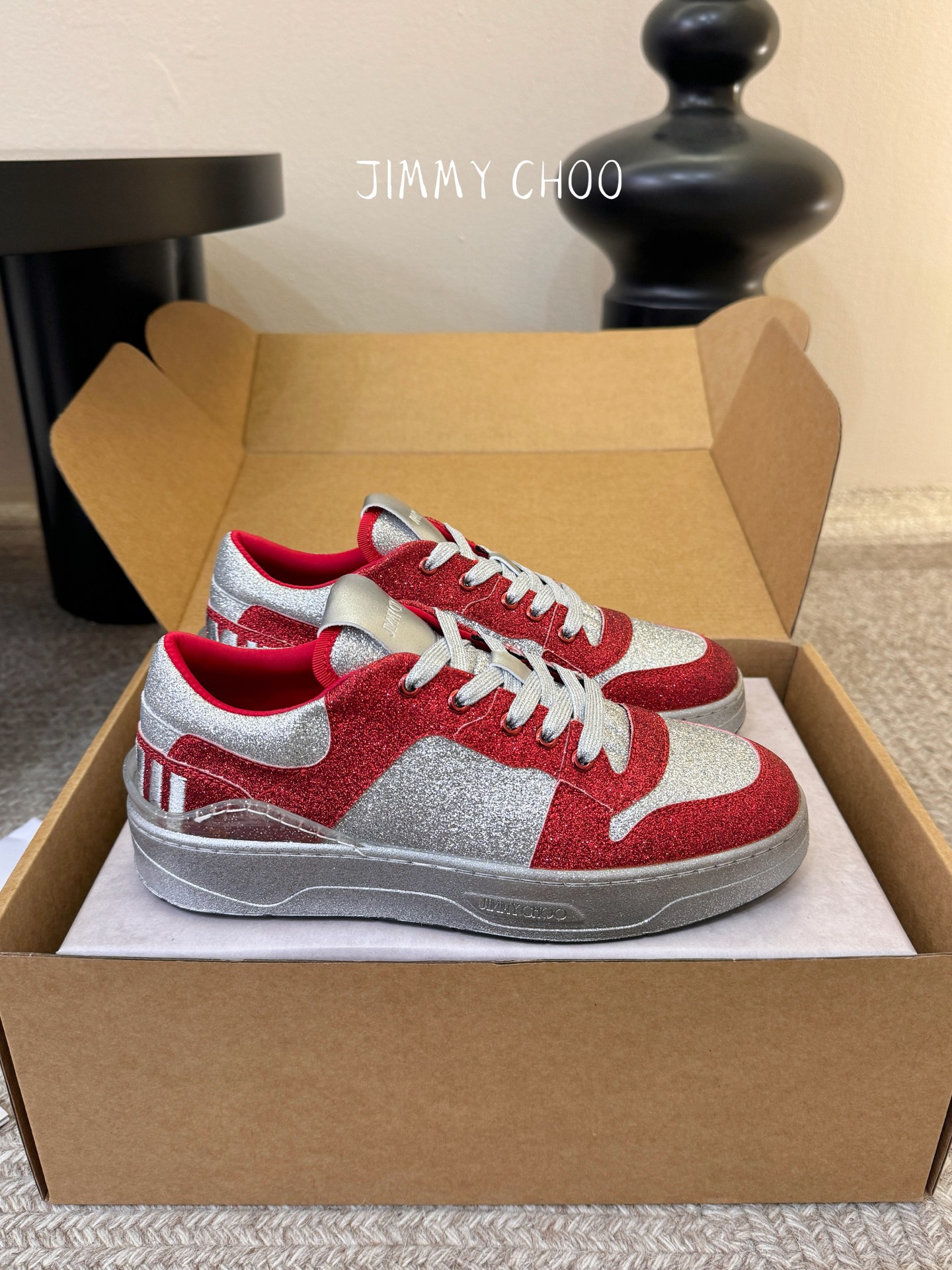 Jimmy Cho* 26SS春夏新款闪钻拼色板鞋整双鞋铺满blingbling的闪钻设计，上脚自带高光