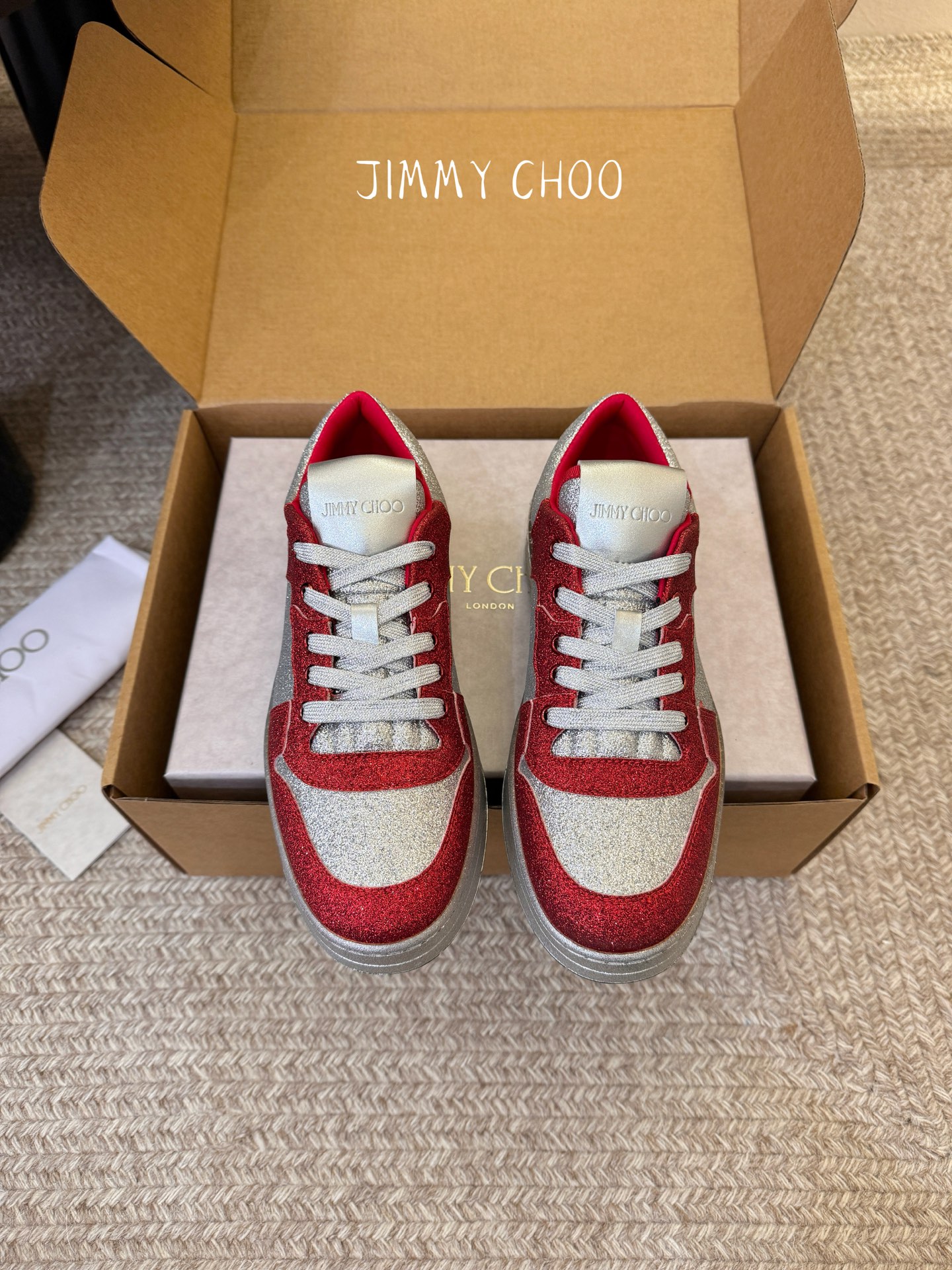 Jimmy Cho* 26SS春夏新款闪钻拼色板鞋整双鞋铺满blingbling的闪钻设计，上脚自带高光