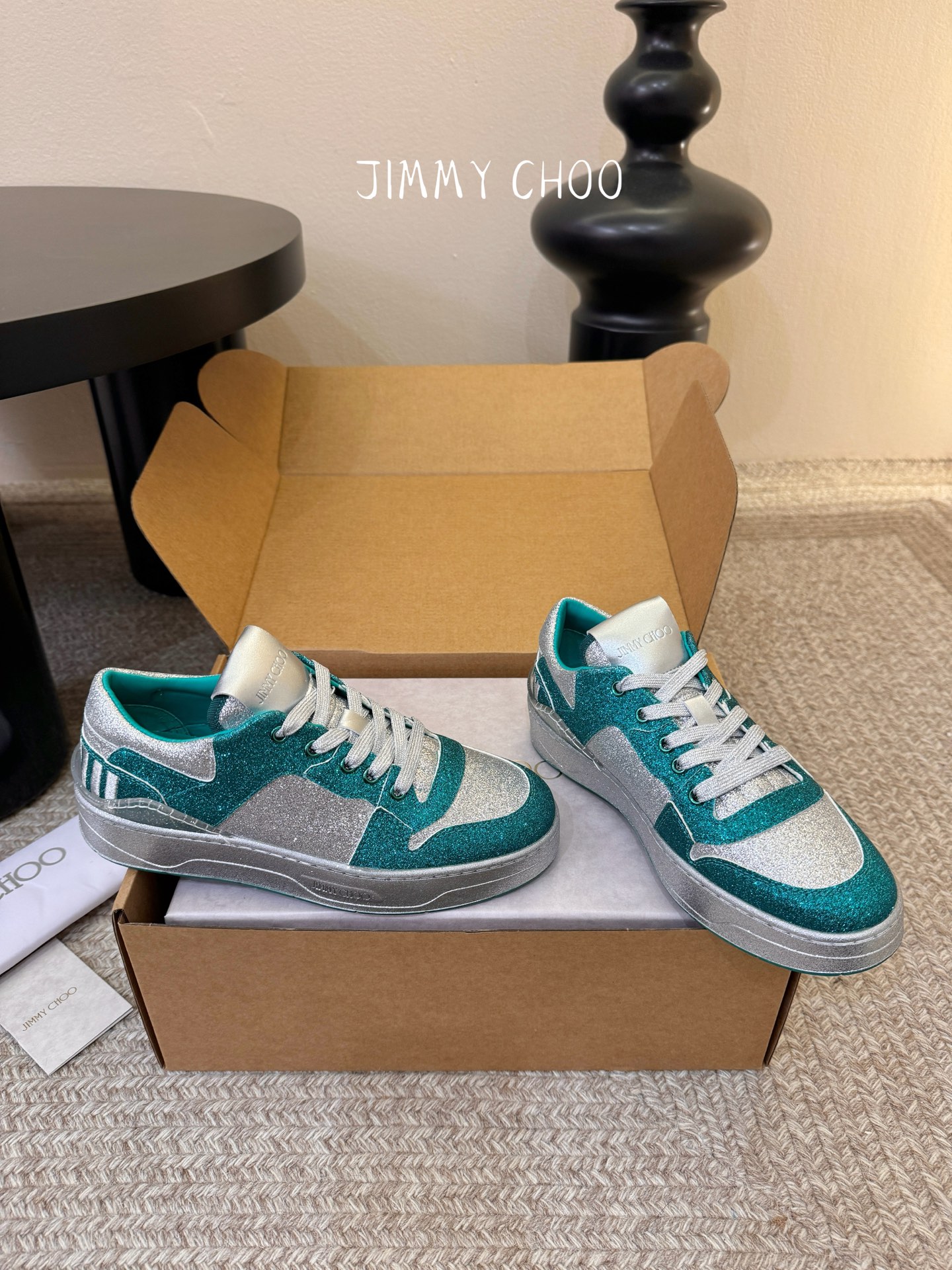 Jimmy Cho* 26SS春夏新款闪钻拼色板鞋整双鞋铺满blingbling的闪钻设计，上脚自带高光