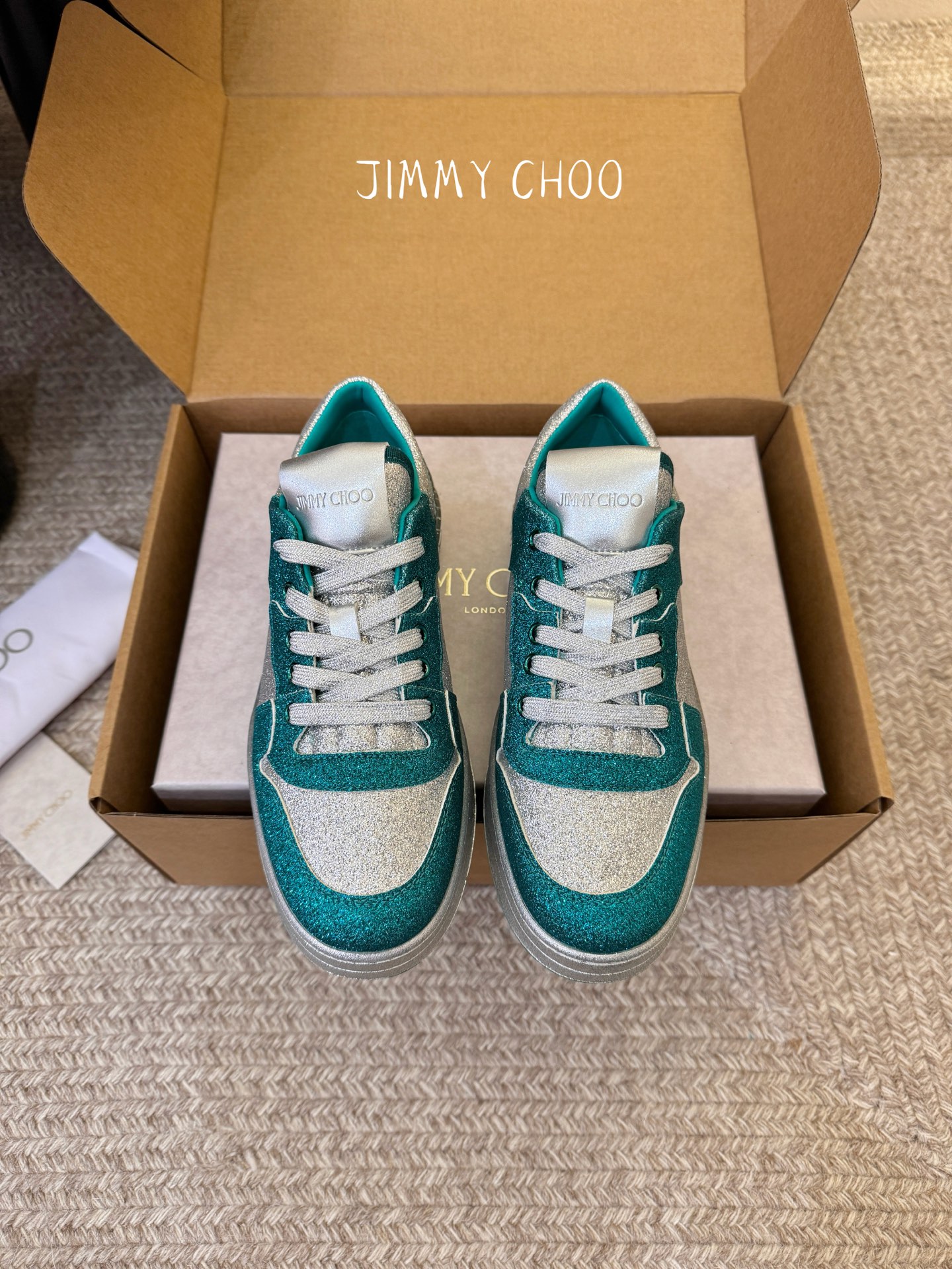 Jimmy Cho* 26SS春夏新款闪钻拼色板鞋整双鞋铺满blingbling的闪钻设计，上脚自带高光