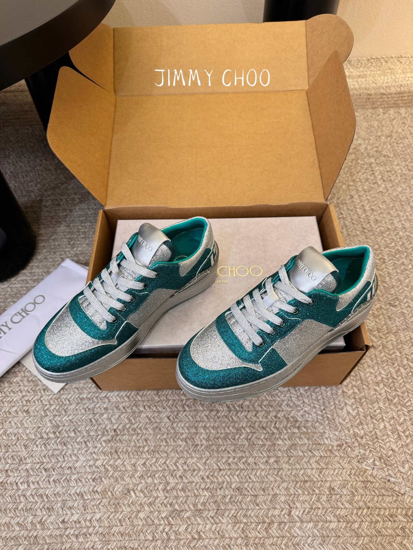 Jimmy Cho* 26SS春夏新款闪钻拼色板鞋整双鞋铺满blingbling的闪钻设计，上脚自带高光