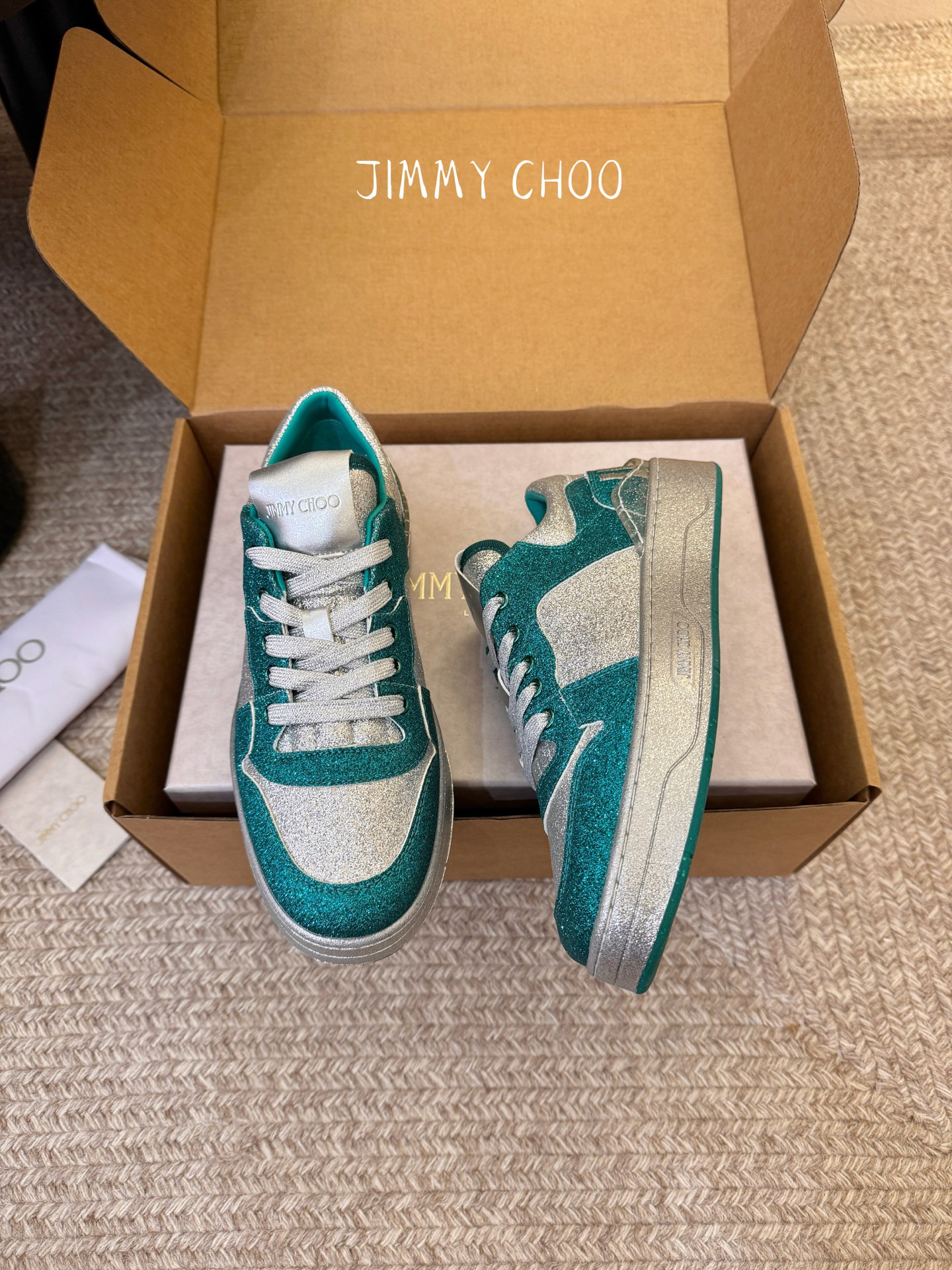 Jimmy Cho* 26SS春夏新款闪钻拼色板鞋整双鞋铺满blingbling的闪钻设计，上脚自带高光