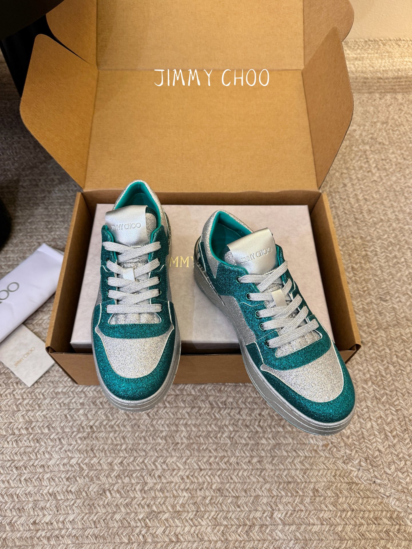 Jimmy Cho* 26SS春夏新款闪钻拼色板鞋整双鞋铺满blingbling的闪钻设计，上脚自带高光