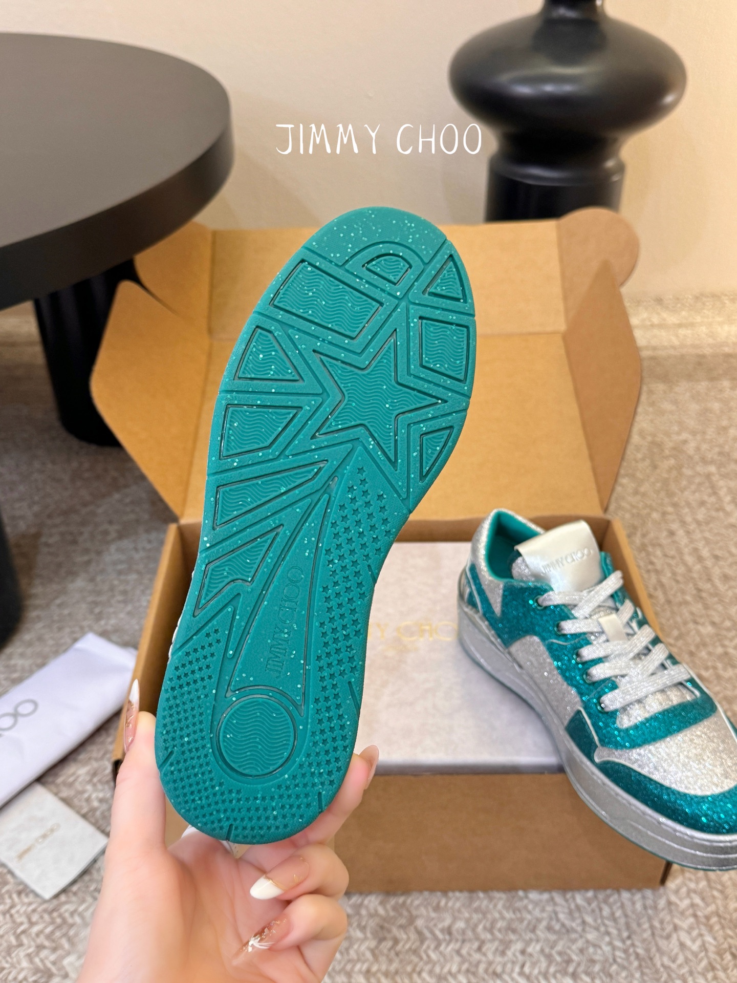 Jimmy Cho* 26SS春夏新款闪钻拼色板鞋整双鞋铺满blingbling的闪钻设计，上脚自带高光