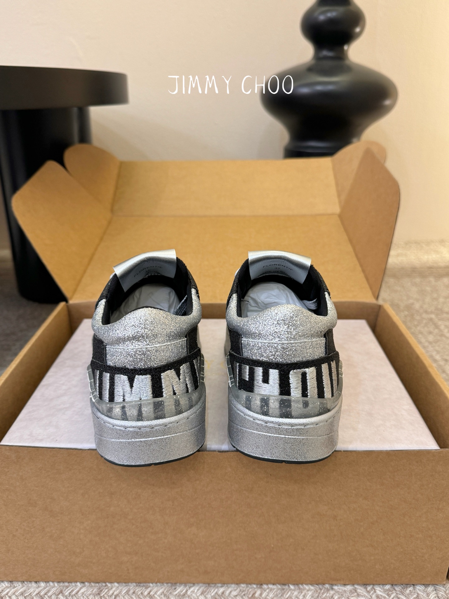 Jimmy Cho* 26SS春夏新款闪钻拼色板鞋整双鞋铺满blingbling的闪钻设计，上脚自带高光