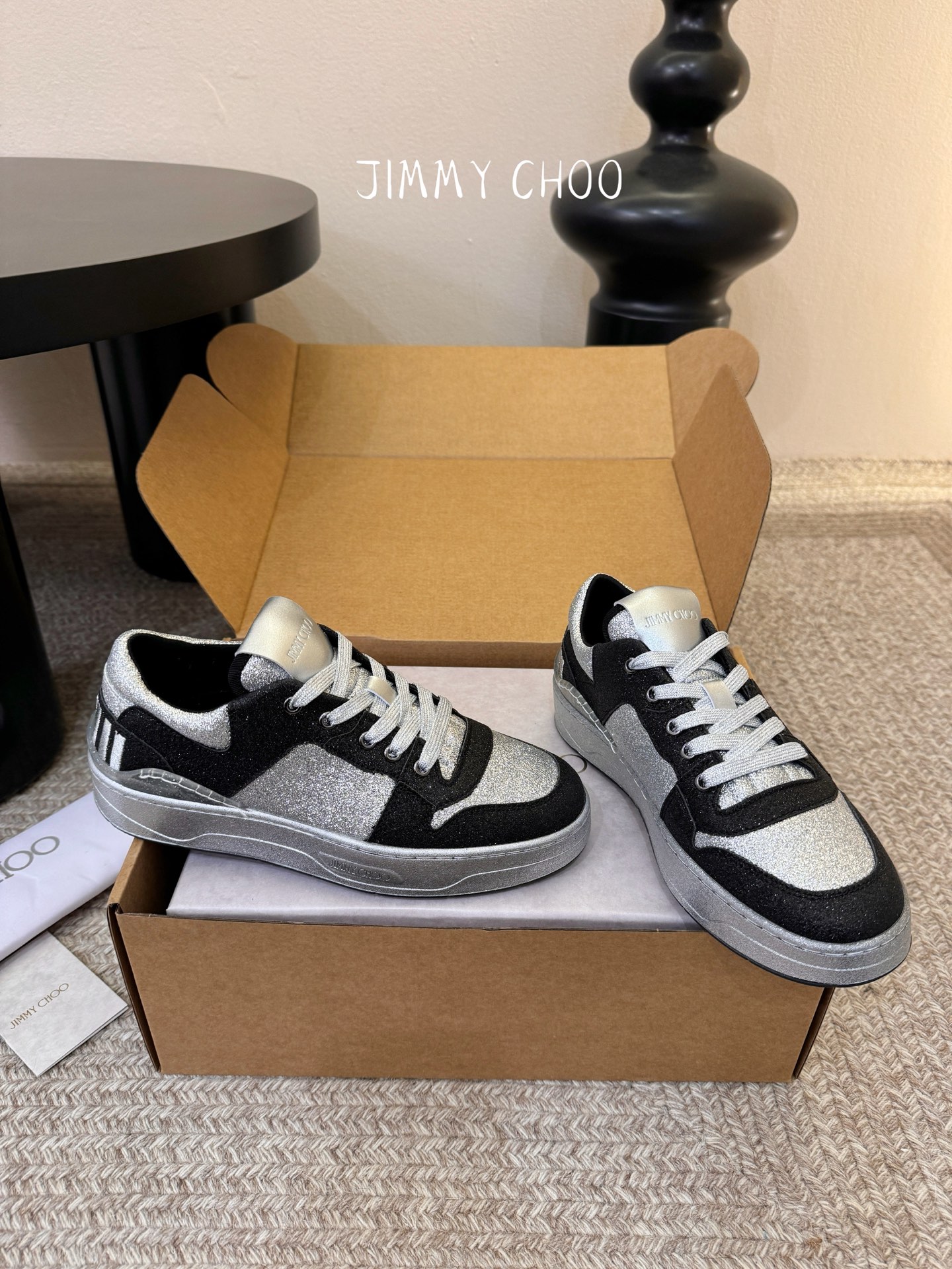 Jimmy Cho* 26SS春夏新款闪钻拼色板鞋整双鞋铺满blingbling的闪钻设计，上脚自带高光