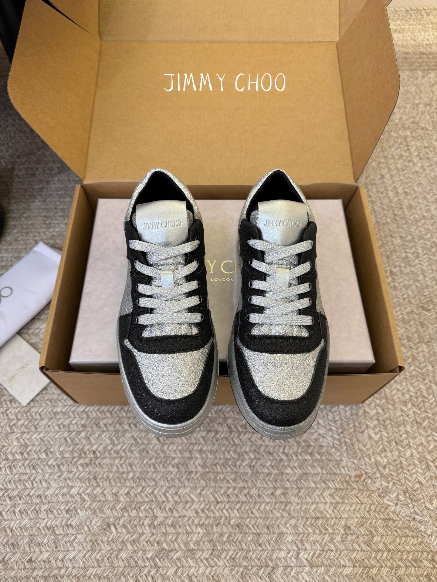 Jimmy Cho* 26SS春夏新款闪钻拼色板鞋整双鞋铺满blingbling的闪钻设计，上脚自带高光