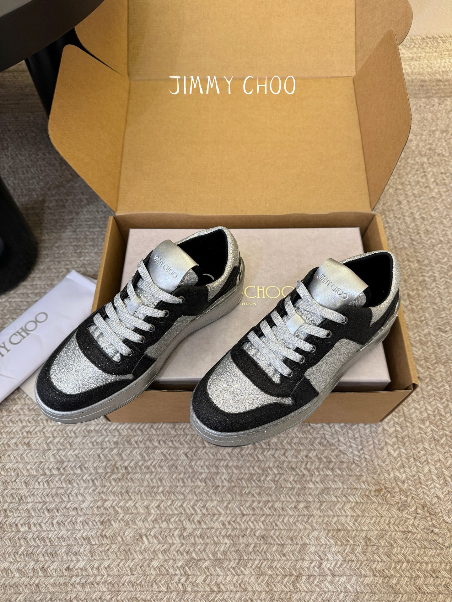 Jimmy Cho* 26SS春夏新款闪钻拼色板鞋整双鞋铺满blingbling的闪钻设计，上脚自带高光
