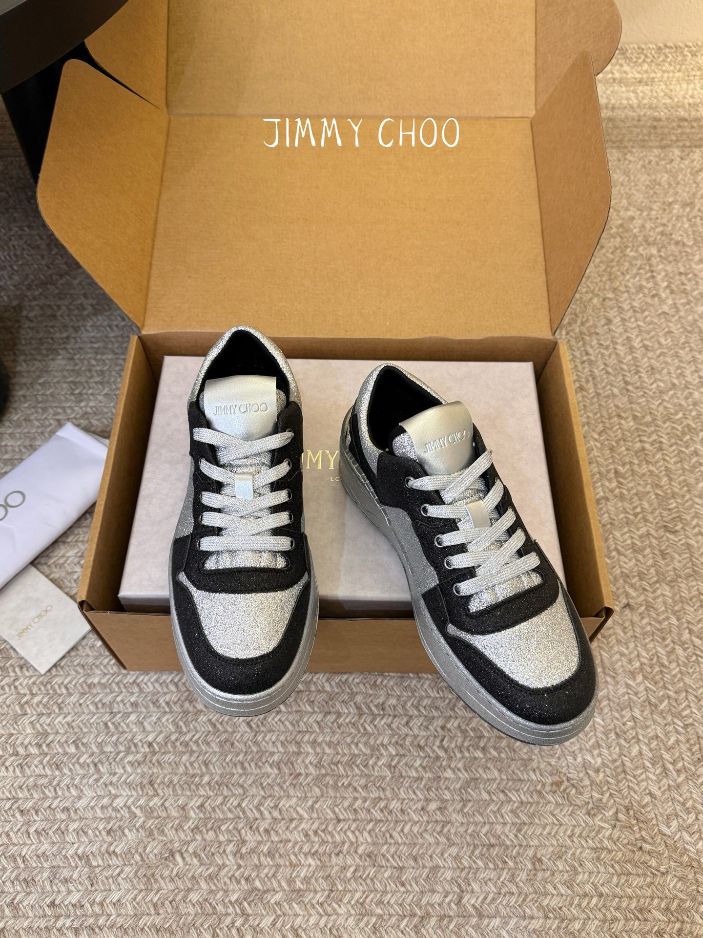 Jimmy Cho* 26SS春夏新款闪钻拼色板鞋整双鞋铺满blingbling的闪钻设计，上脚自带高光