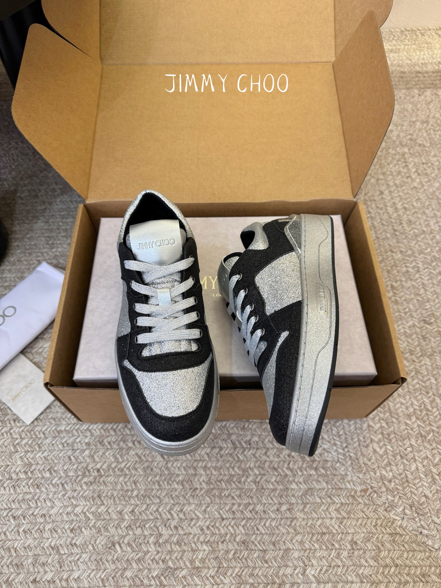 Jimmy Cho* 26SS春夏新款闪钻拼色板鞋整双鞋铺满blingbling的闪钻设计，上脚自带高光