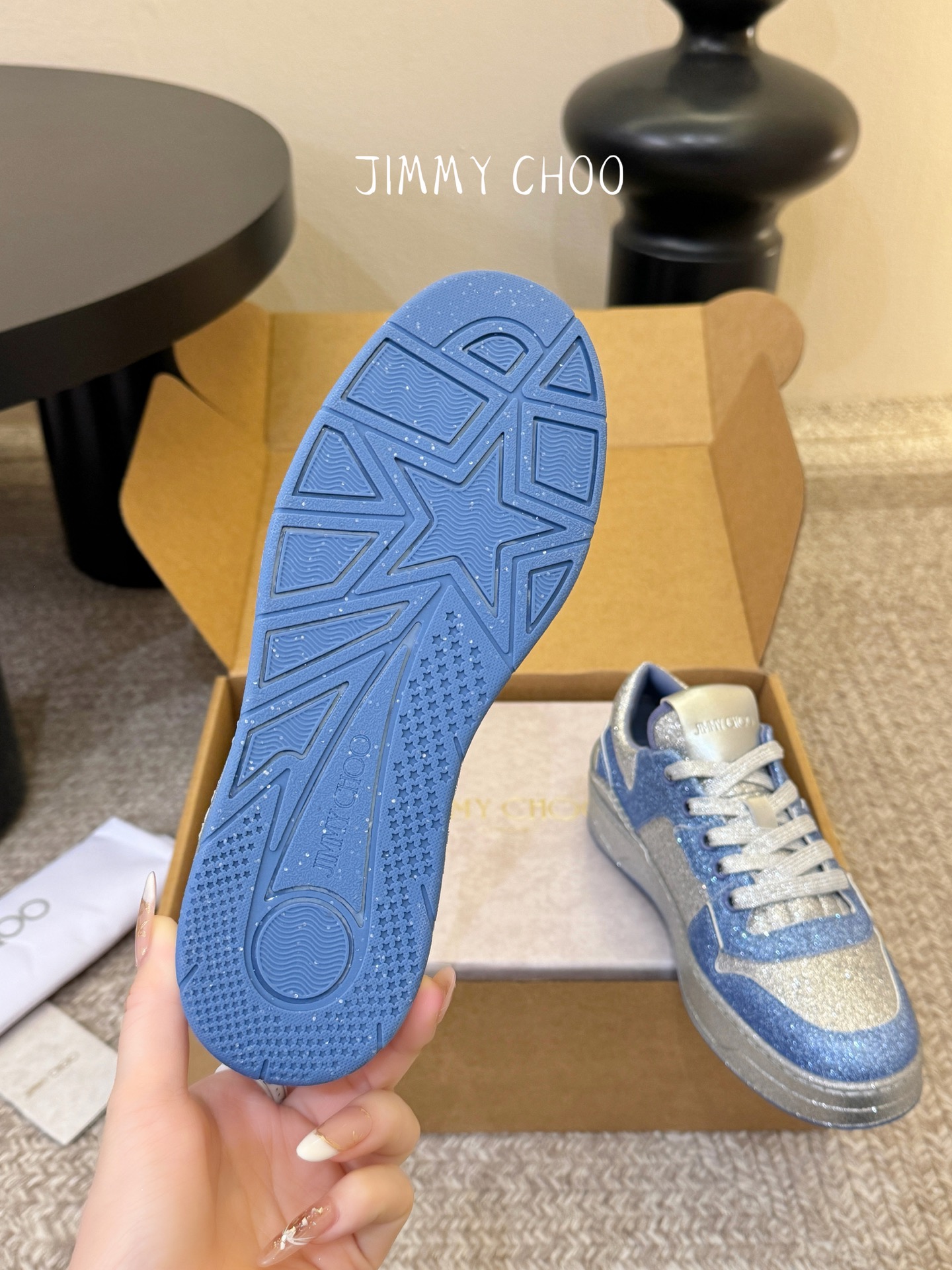 Jimmy Cho* 26SS春夏新款闪钻拼色板鞋整双鞋铺满blingbling的闪钻设计，上脚自带高光
