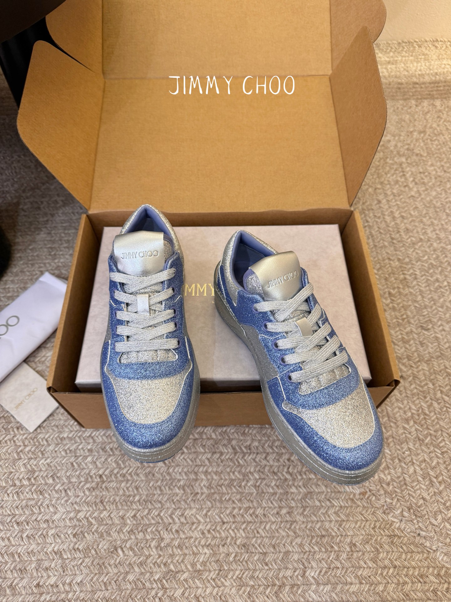 Jimmy Cho* 26SS春夏新款闪钻拼色板鞋整双鞋铺满blingbling的闪钻设计，上脚自带高光