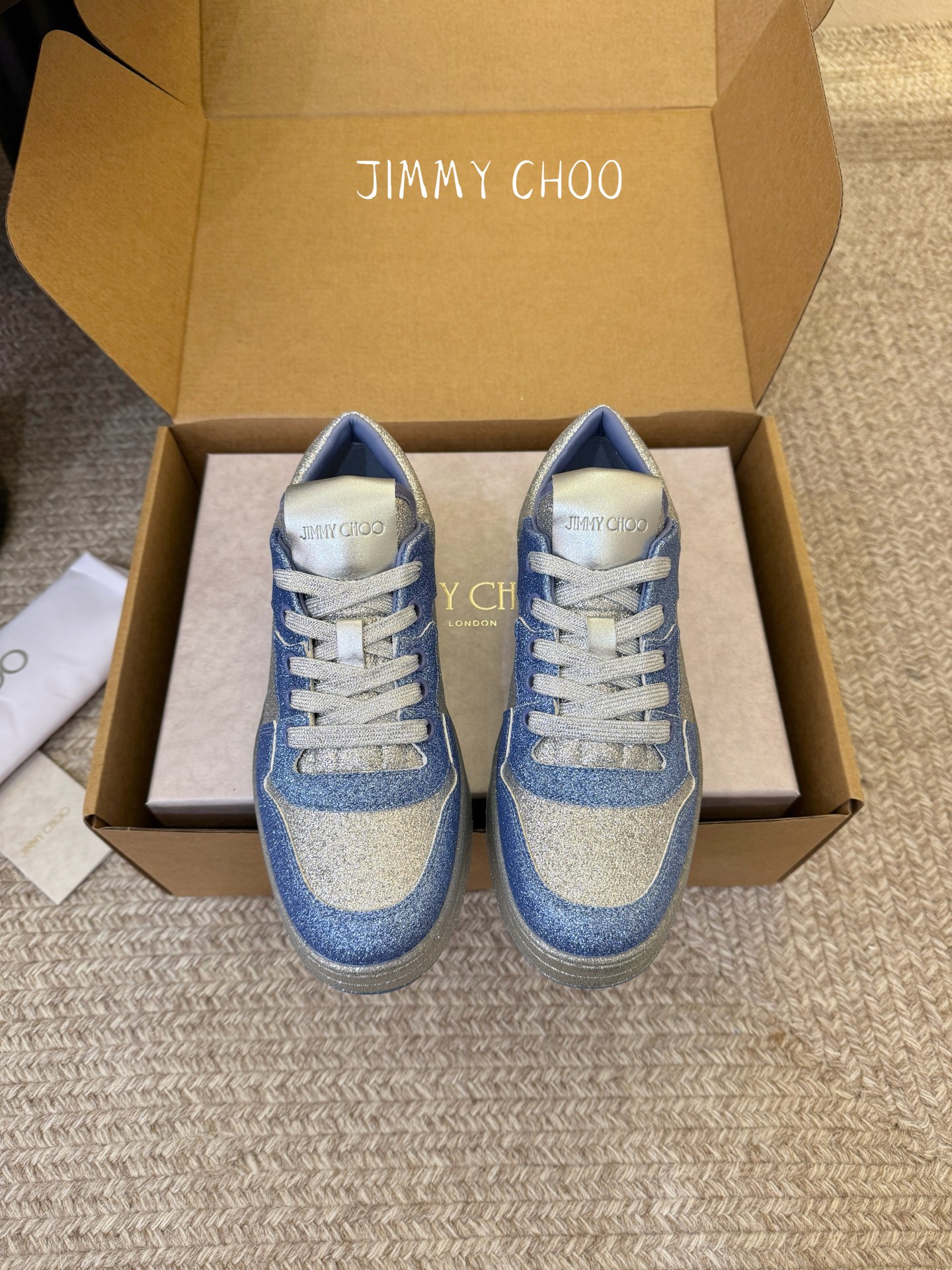 NO:784515,Jimmy Cho* 26SS new spring and summer bling diamond color-blocked sneakers. The whole pair of shoes is covered with blingbling glitter design, with high-gloss on the feet, which instantly lights up the whole outfit and makes you turn heads!  The classic sneakers are neat and versatile, and the contrasting color design is individual without being ostentatious. The multiple colors are available to easily adapt to various styles. Whether it is daily outings or parties, they can make you the center of attention. Whether you are a blogger who pursues fashionable style or a fashionista who prefers eye-catching styles, this pair of shoes can accurately hit your preferences. The upper is Grete and the lining is elastic cloth. The outsole is TPU.  size 35-45 (women’s size 40, men’s size 45, no return or exchange) Heel height 3cm, casual shoes/sports shoes, jimmy choo, sneakers19860909Jimmy Cho* 26SS春夏新款闪钻拼色板鞋 整双鞋铺满blingbling的闪钻设计,上脚自带高光,瞬间点亮全身穿搭,回头率直接拉满！经典板鞋鞋型利落百搭,撞色设计个性又不张扬,多色可选轻松适配各种风格,不管是日常出街还是派对聚会,都能让你成为全场焦点. 不管是追求时髦的穿搭博主,还是偏爱吸睛款的时尚达人,这双鞋都能精准戳中你的喜好. 鞋面格力特 内里弹力布 大底TPU大底 size35-45码（女40码,男45码定制不退换） 跟高3cm,休闲鞋/运动鞋,jimmy choo,sneakers,Women's Shoes