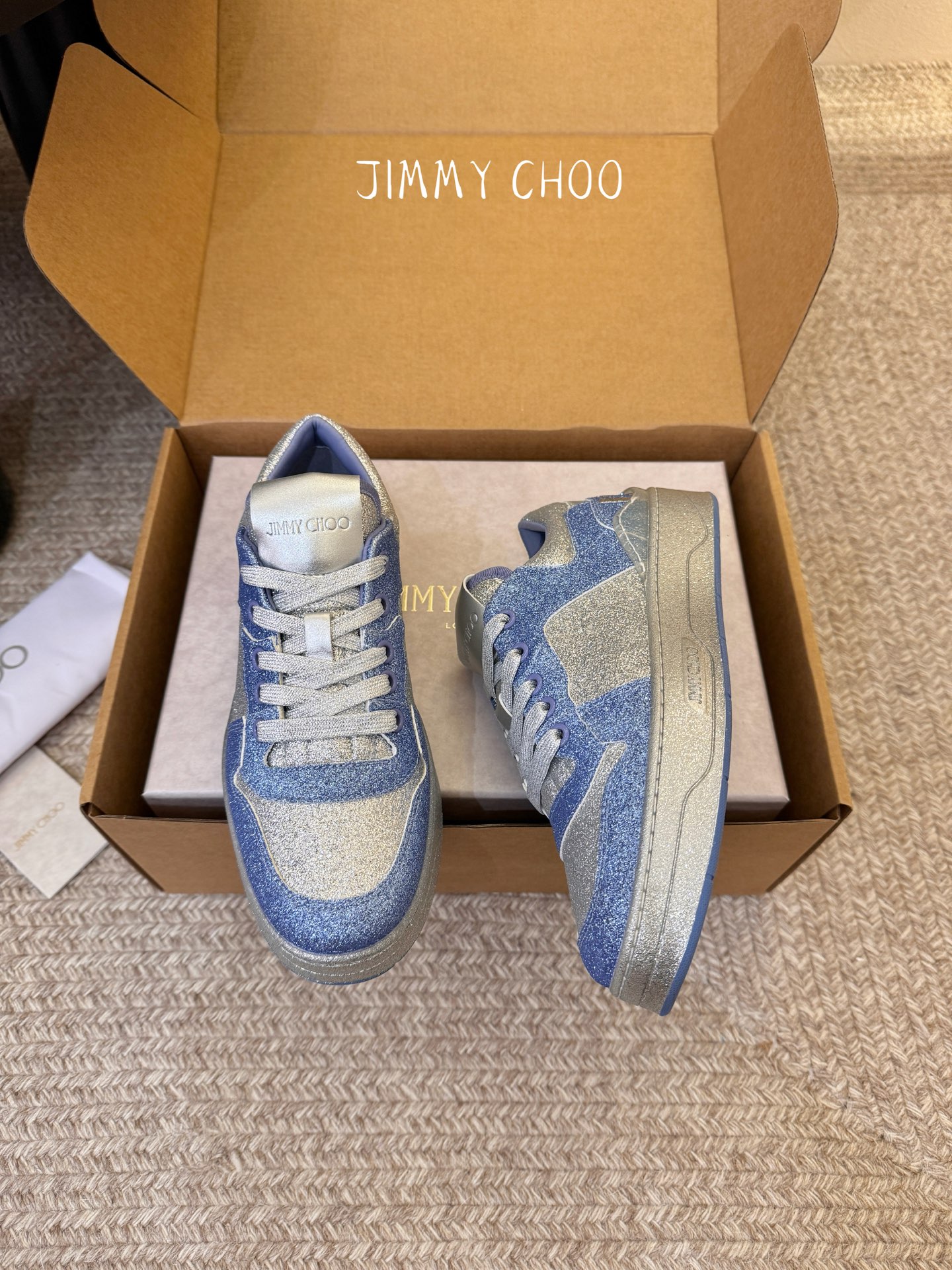Jimmy Cho* 26SS春夏新款闪钻拼色板鞋整双鞋铺满blingbling的闪钻设计，上脚自带高光