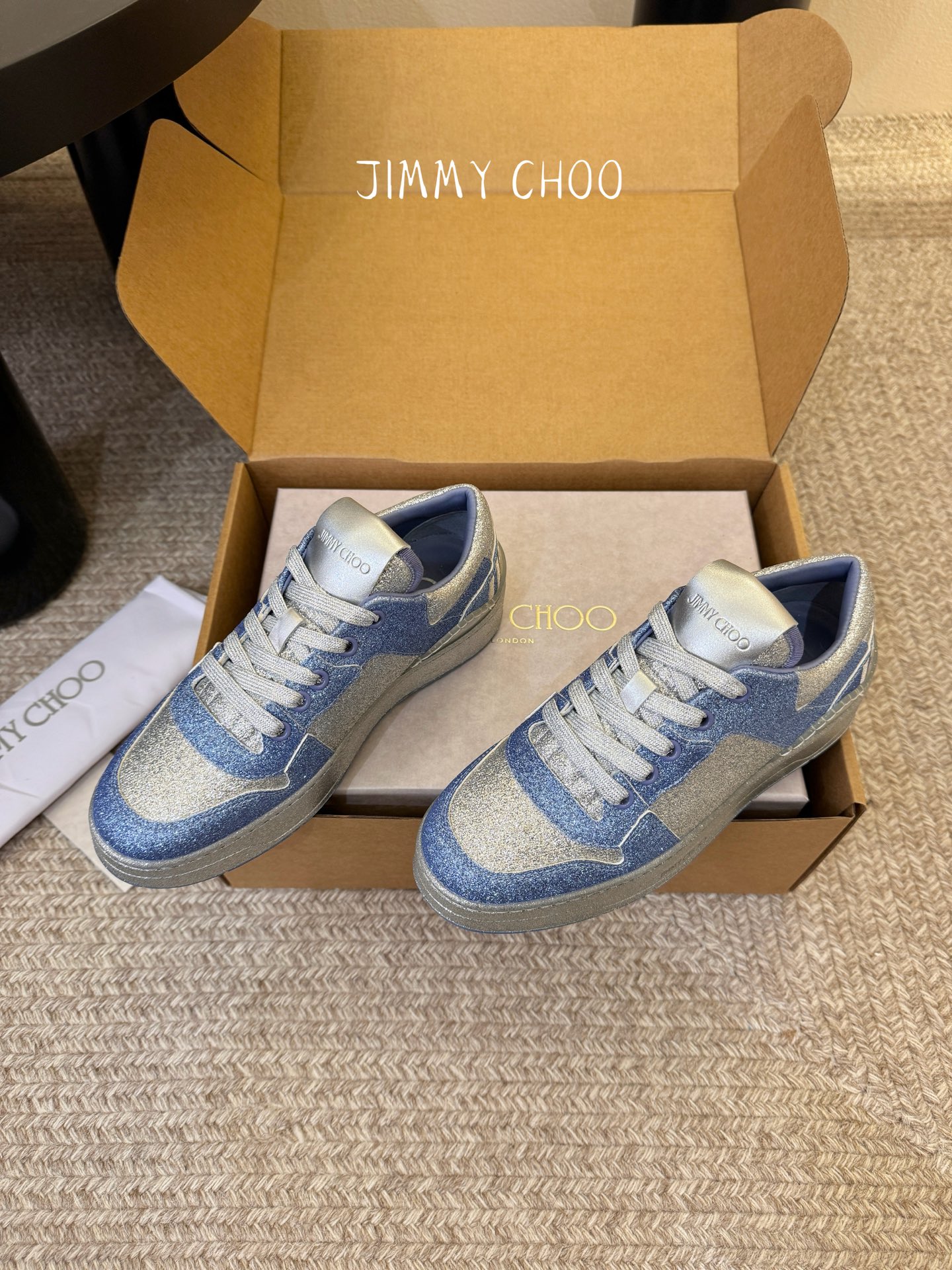 Jimmy Cho* 26SS春夏新款闪钻拼色板鞋整双鞋铺满blingbling的闪钻设计，上脚自带高光