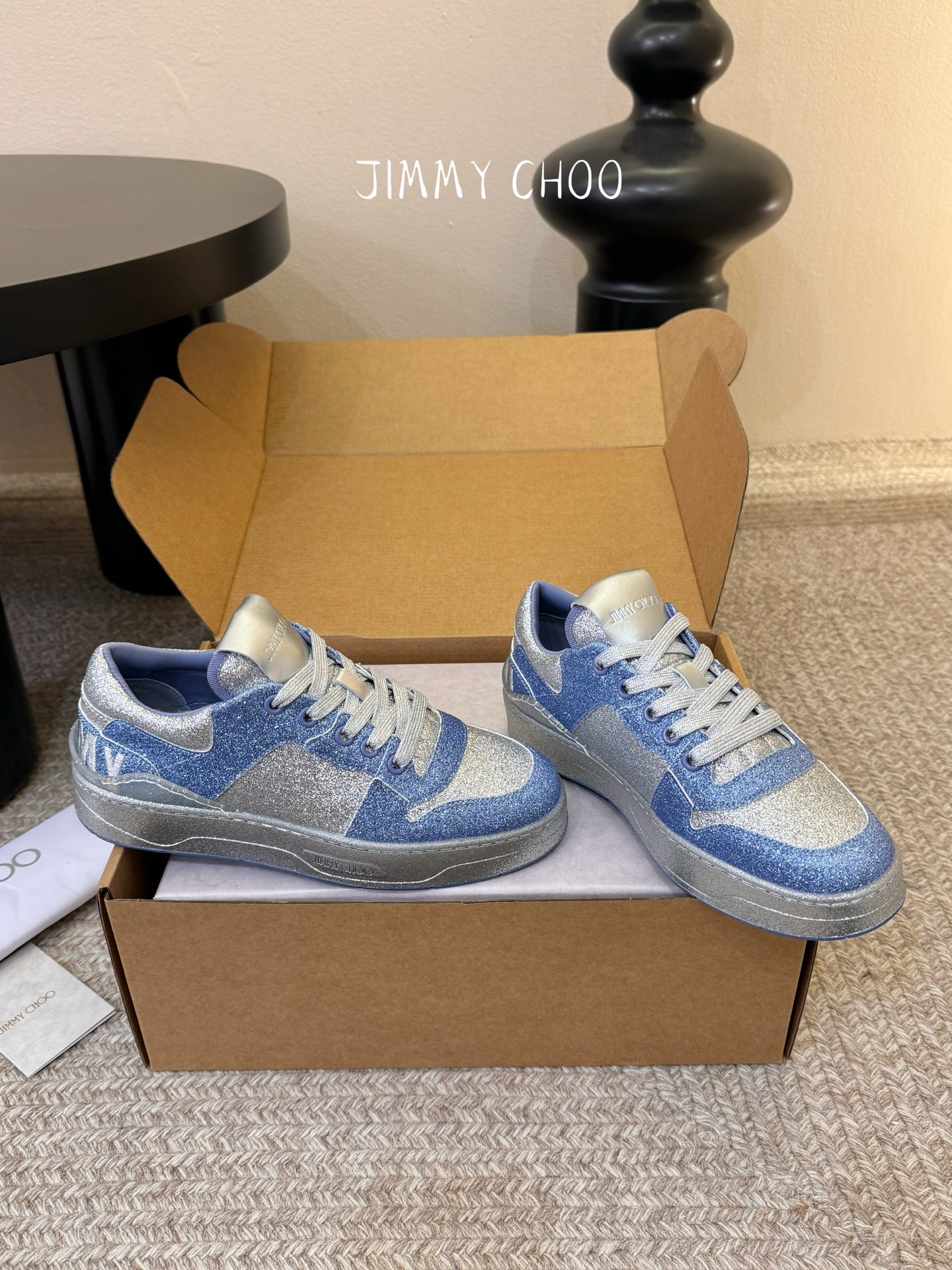 Jimmy Cho* 26SS春夏新款闪钻拼色板鞋整双鞋铺满blingbling的闪钻设计，上脚自带高光