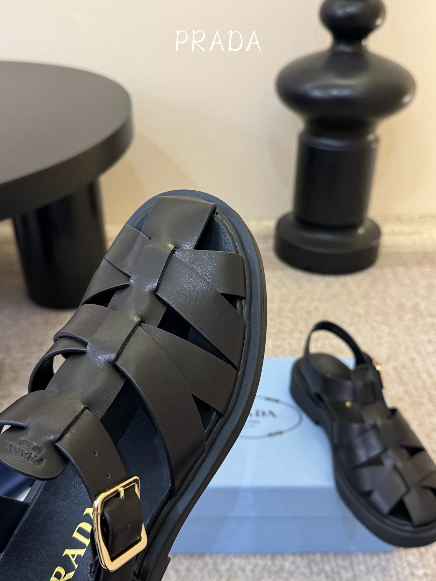 Prada〰️新款复古罗马凉鞋P家极简高级风，经典笼式编织镂空、后绊带金属搭扣、鞋内烫印Prada标识，