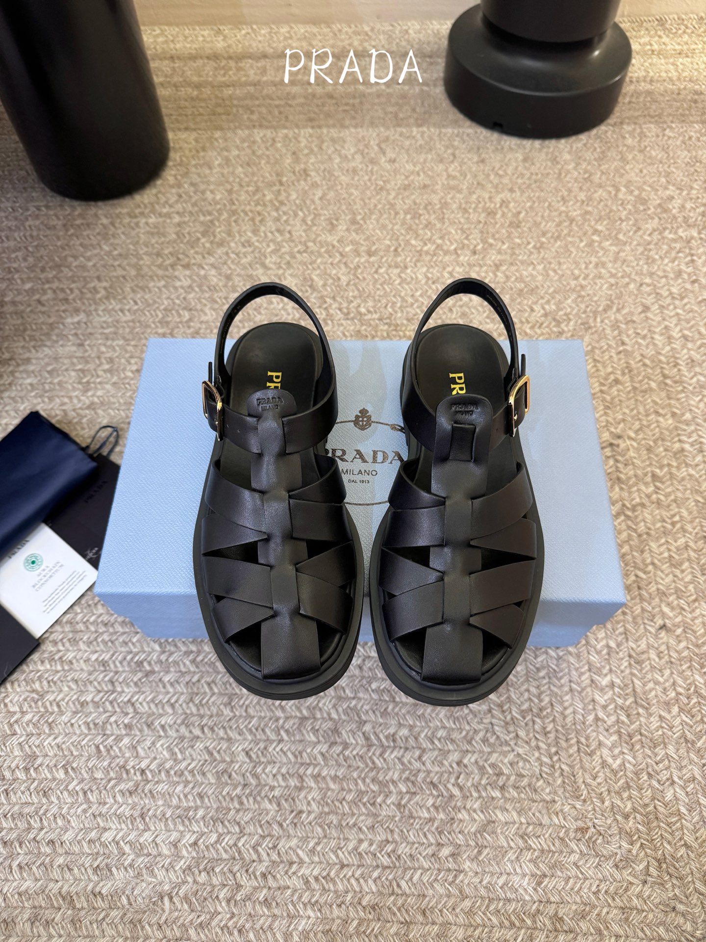 Prada〰️新款复古罗马凉鞋P家极简高级风，经典笼式编织镂空、后绊带金属搭扣、鞋内烫印Prada标识，