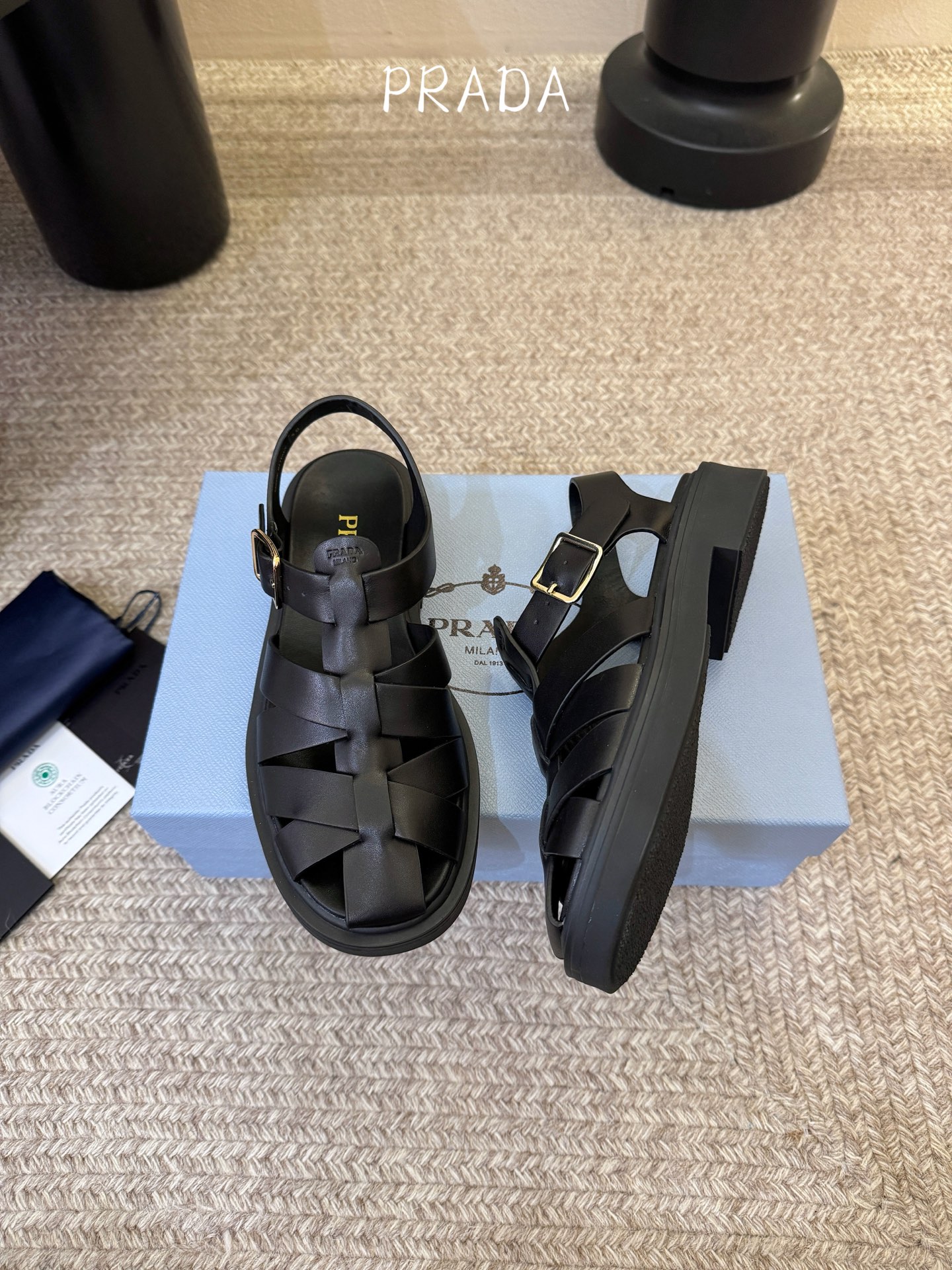 Prada〰️新款复古罗马凉鞋P家极简高级风，经典笼式编织镂空、后绊带金属搭扣、鞋内烫印Prada标识，