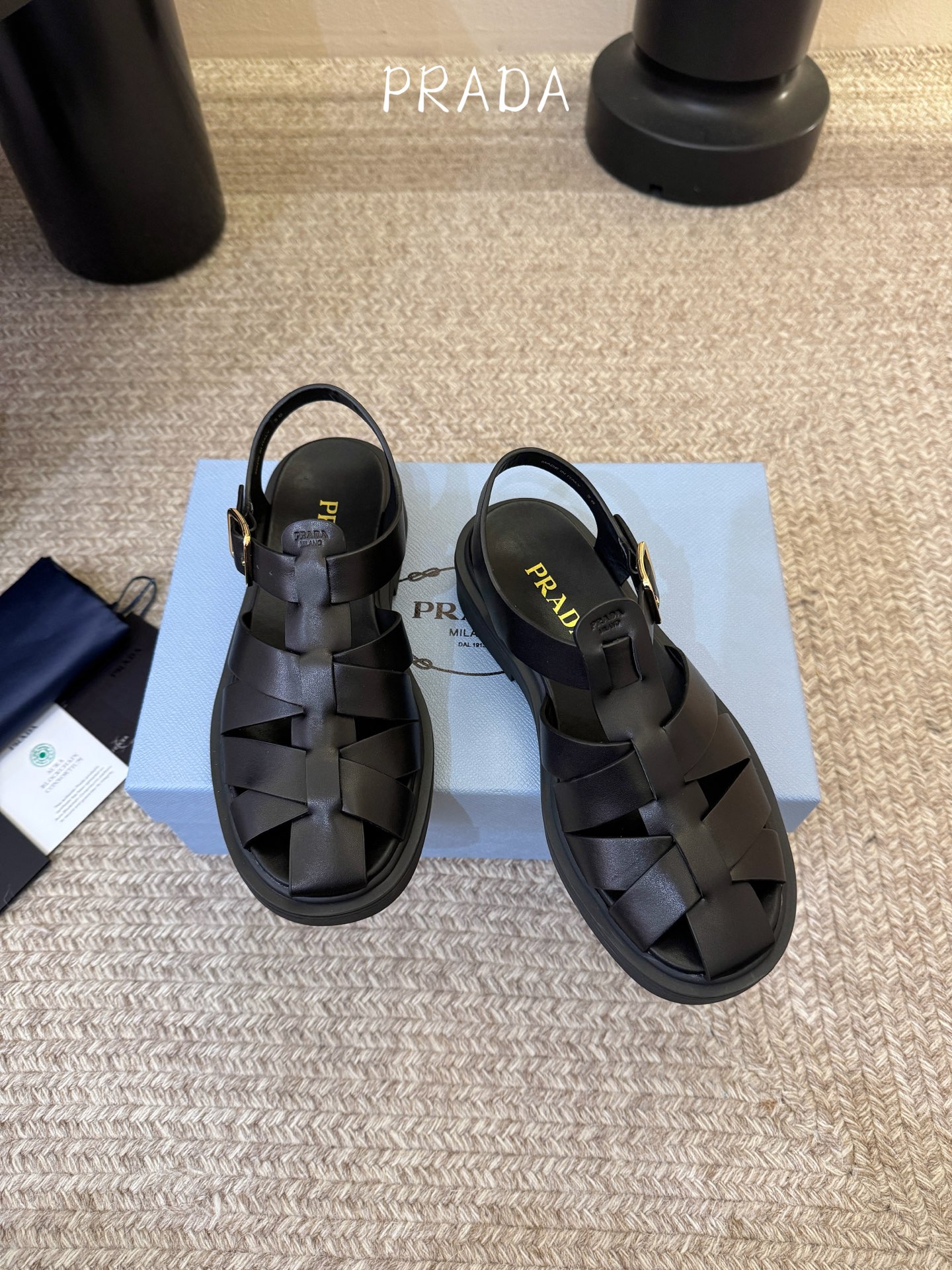 Prada〰️新款复古罗马凉鞋P家极简高级风，经典笼式编织镂空、后绊带金属搭扣、鞋内烫印Prada标识，