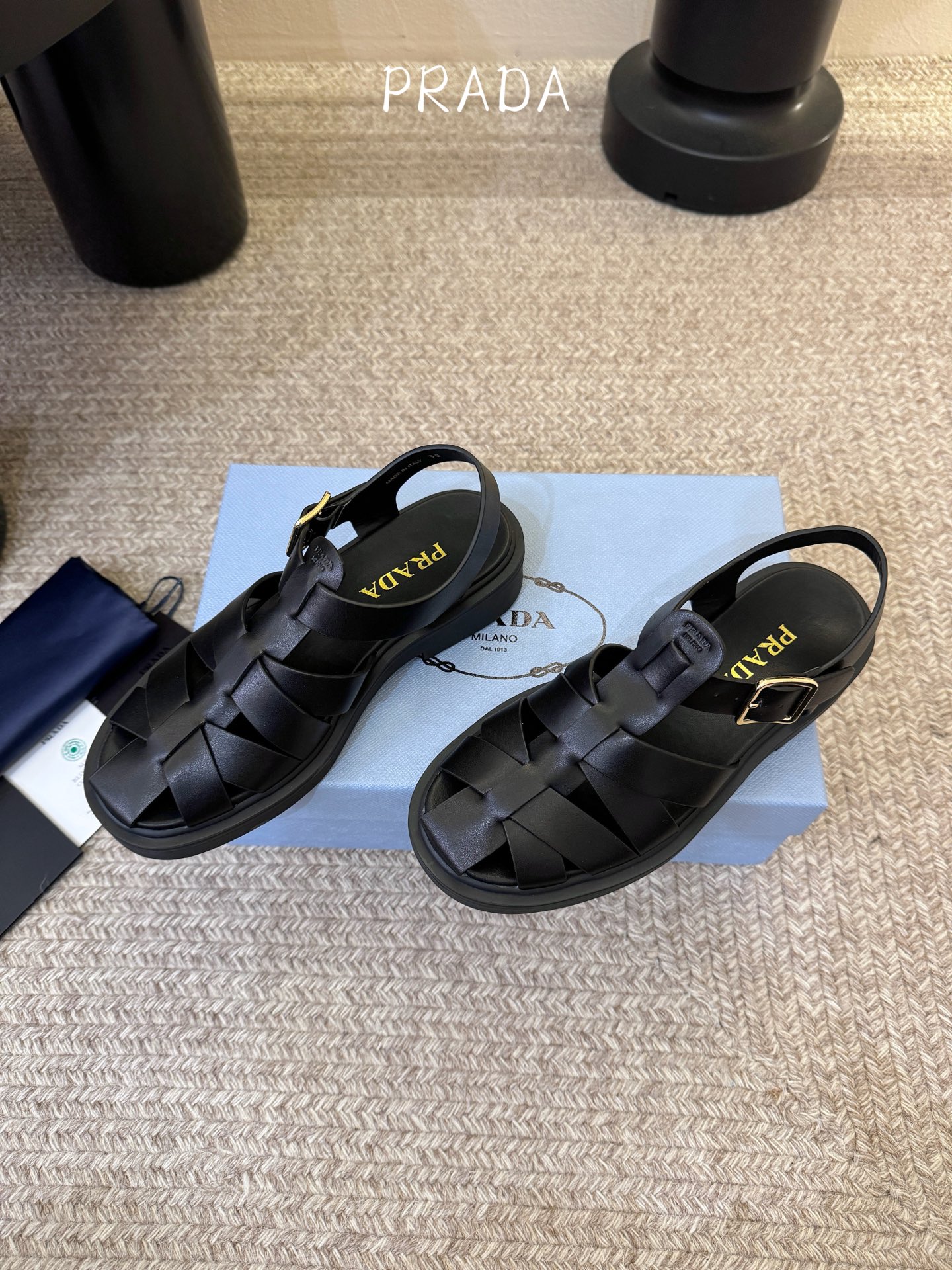 Prada〰️新款复古罗马凉鞋P家极简高级风，经典笼式编织镂空、后绊带金属搭扣、鞋内烫印Prada标识，