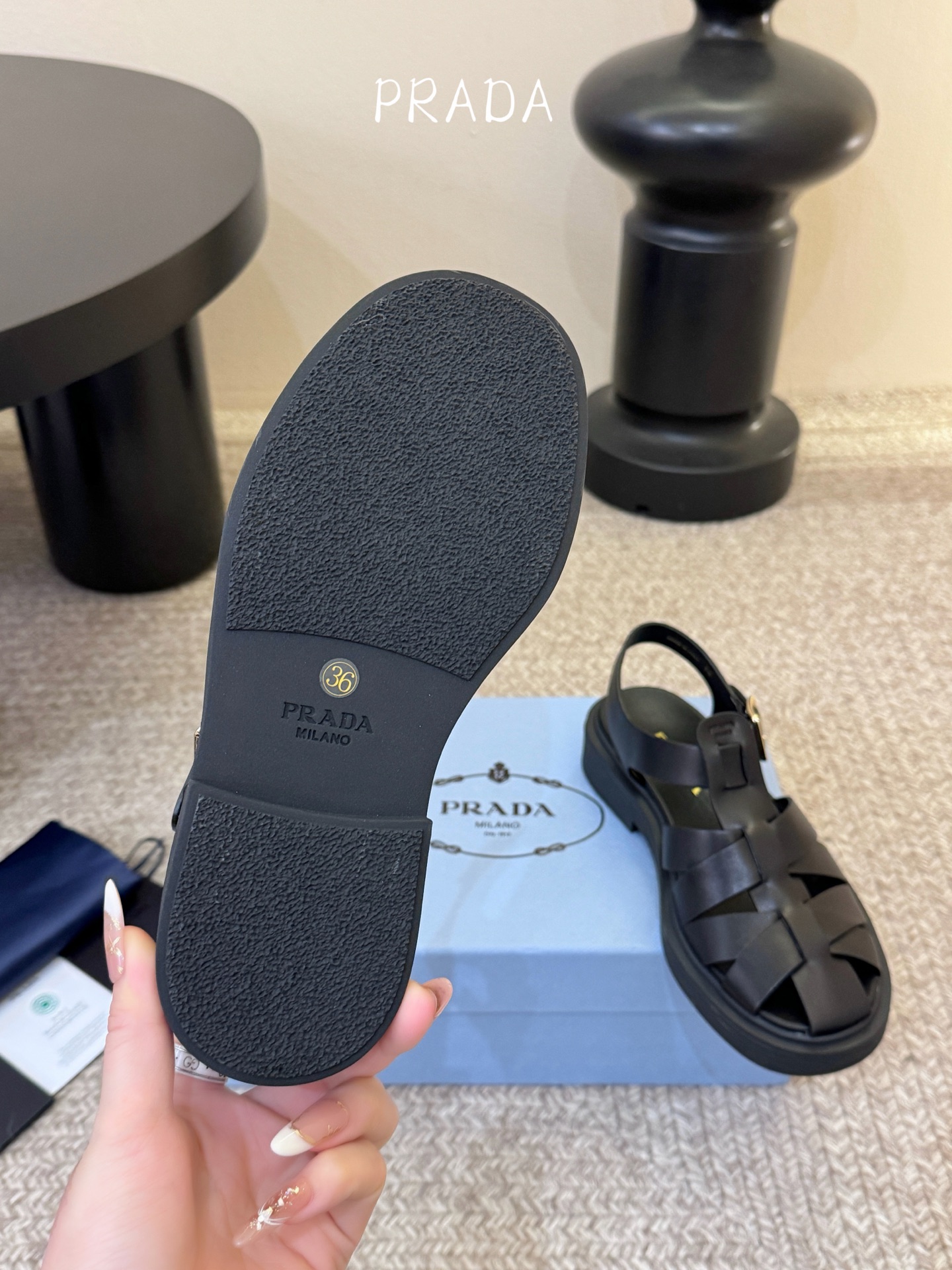 Prada〰️新款复古罗马凉鞋P家极简高级风，经典笼式编织镂空、后绊带金属搭扣、鞋内烫印Prada标识，
