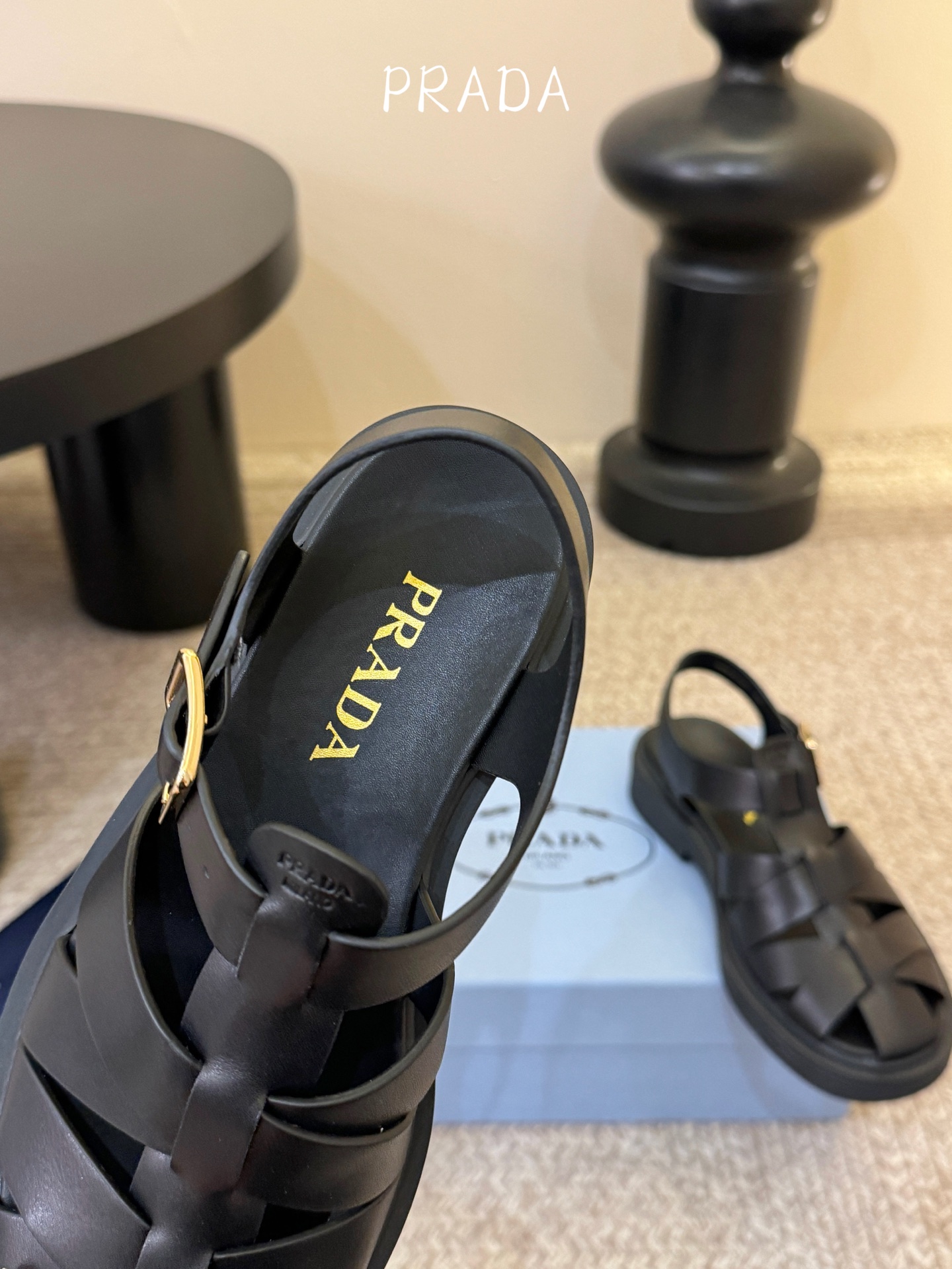 Prada〰️新款复古罗马凉鞋P家极简高级风，经典笼式编织镂空、后绊带金属搭扣、鞋内烫印Prada标识，