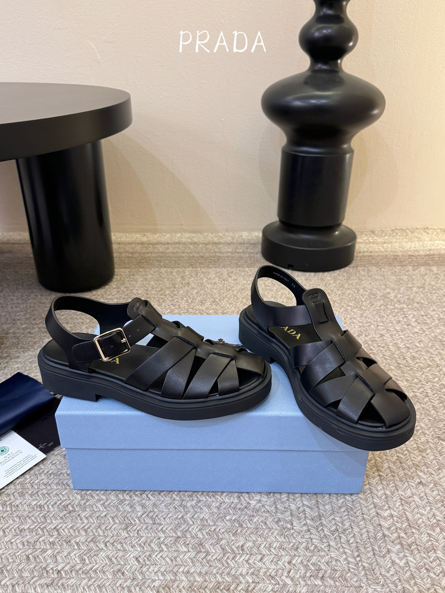 Prada〰️新款复古罗马凉鞋P家极简高级风，经典笼式编织镂空、后绊带金属搭扣、鞋内烫印Prada标识，