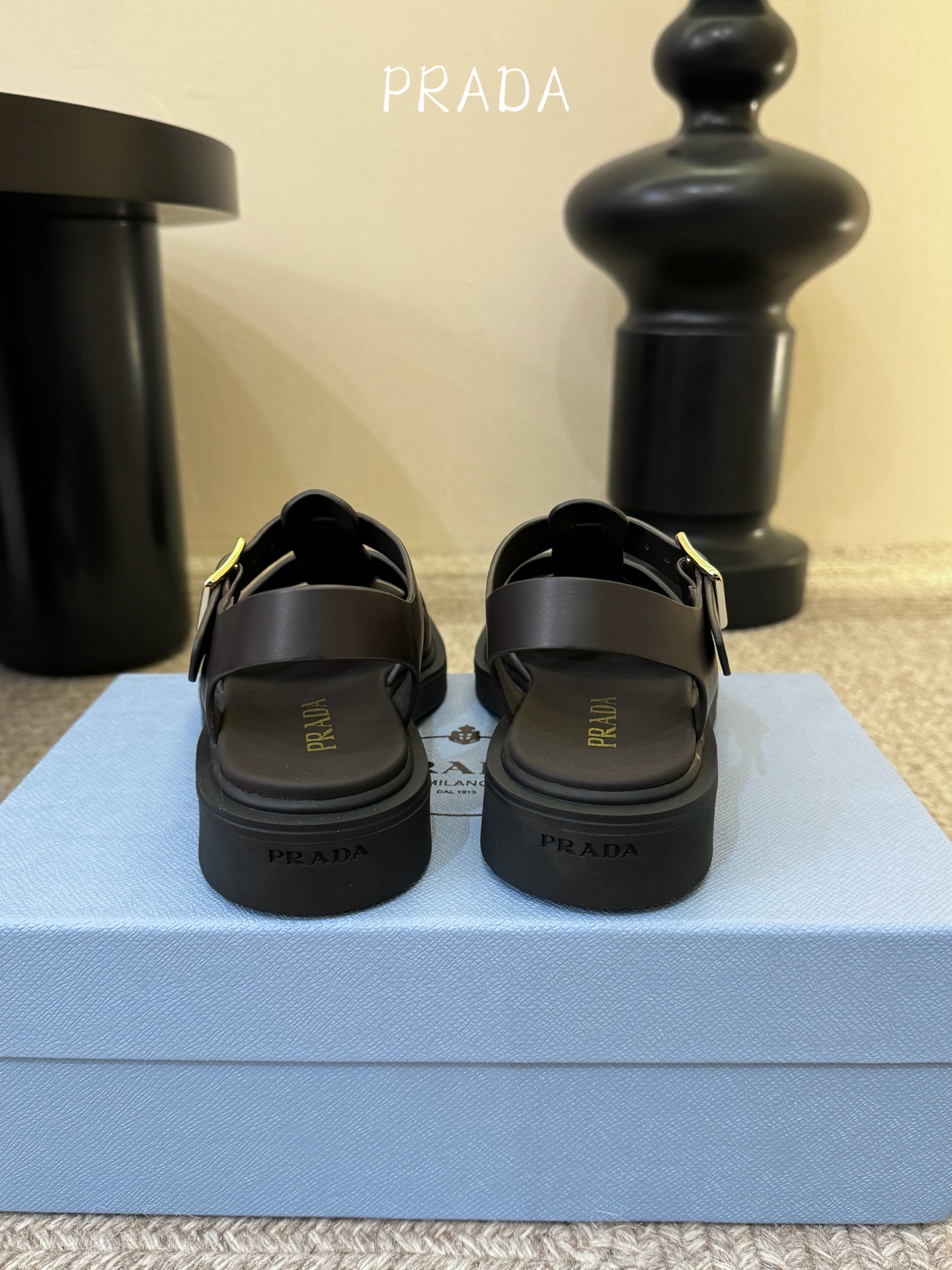 Prada〰️新款复古罗马凉鞋P家极简高级风，经典笼式编织镂空、后绊带金属搭扣、鞋内烫印Prada标识，