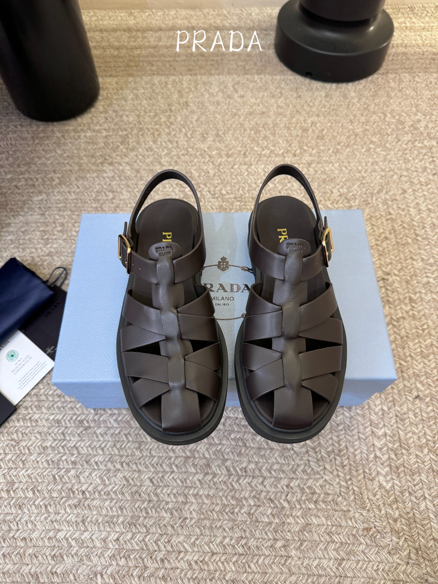 Prada〰️新款复古罗马凉鞋P家极简高级风，经典笼式编织镂空、后绊带金属搭扣、鞋内烫印Prada标识，
