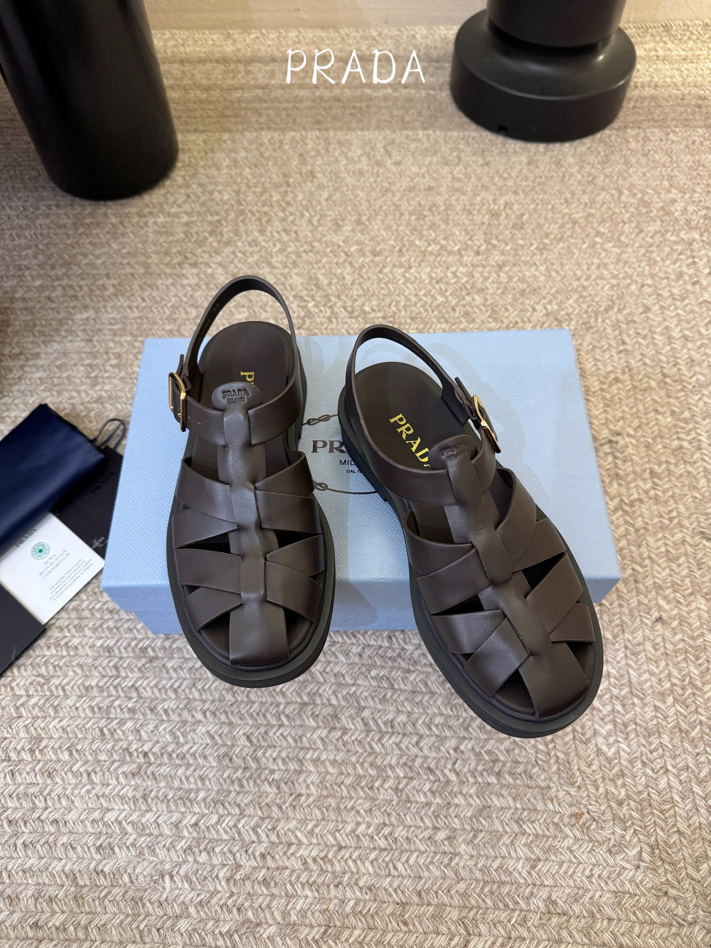 Prada〰️新款复古罗马凉鞋P家极简高级风，经典笼式编织镂空、后绊带金属搭扣、鞋内烫印Prada标识，