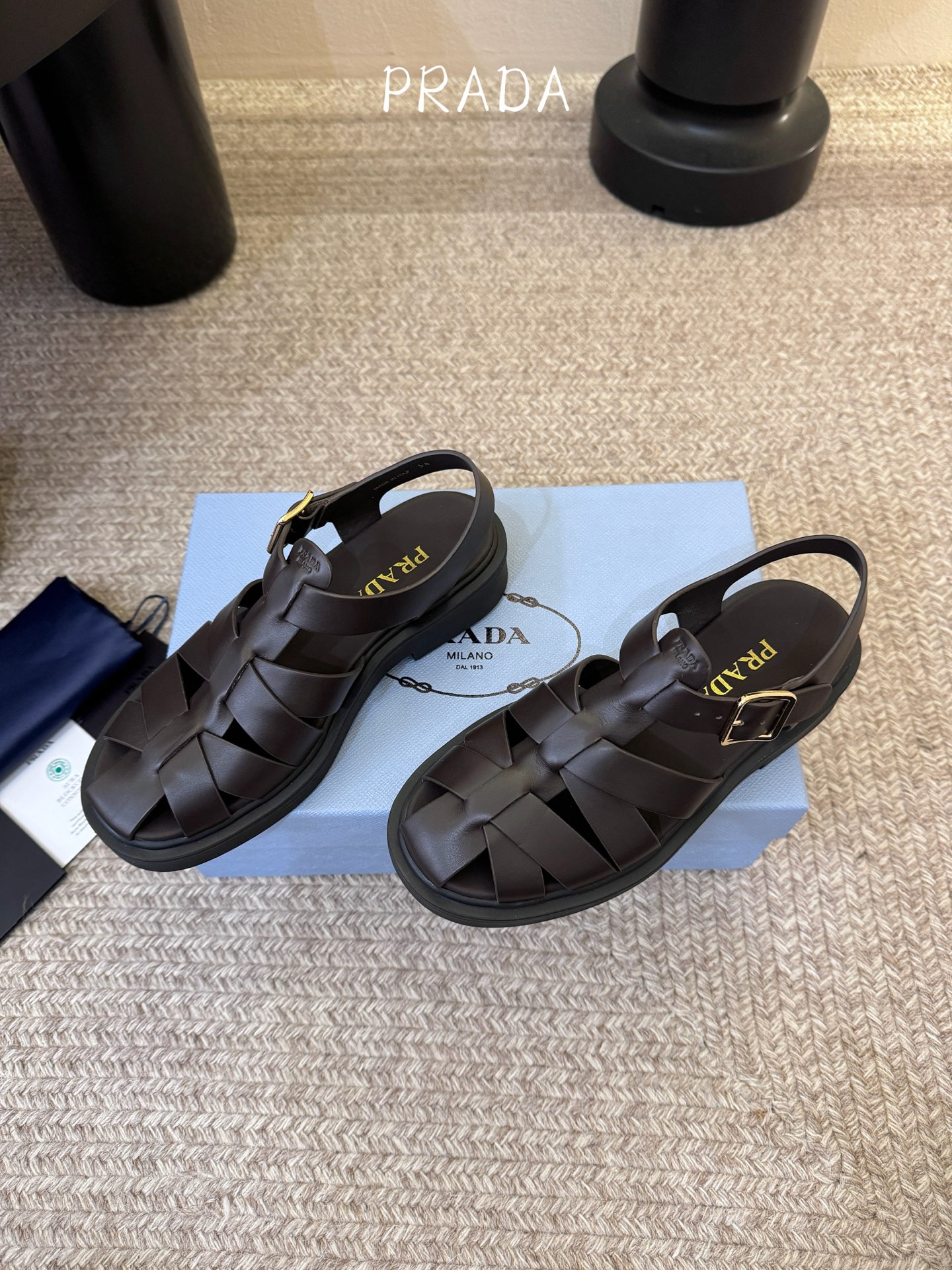 Prada〰️新款复古罗马凉鞋P家极简高级风，经典笼式编织镂空、后绊带金属搭扣、鞋内烫印Prada标识，