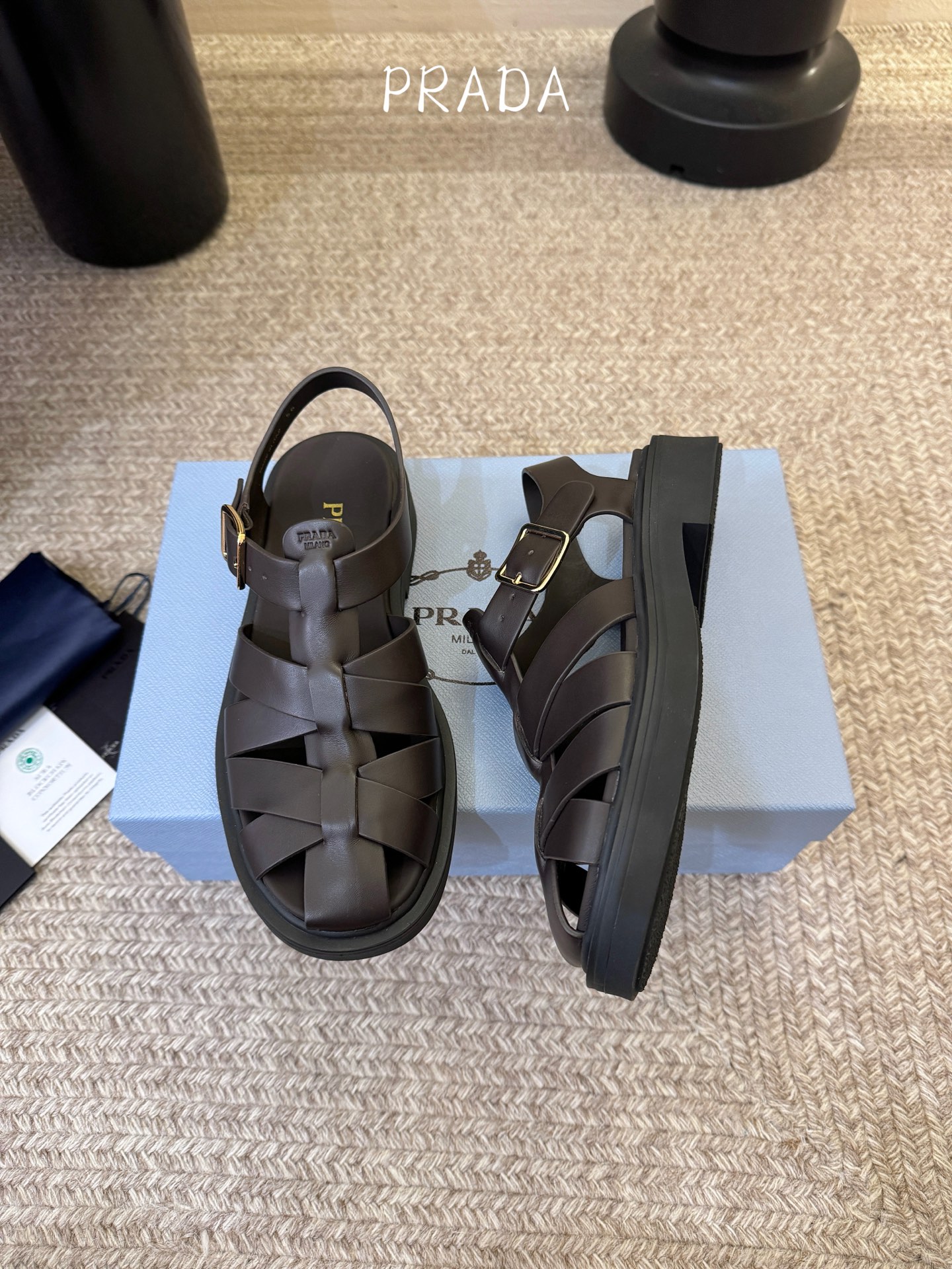 Prada〰️新款复古罗马凉鞋P家极简高级风，经典笼式编织镂空、后绊带金属搭扣、鞋内烫印Prada标识，