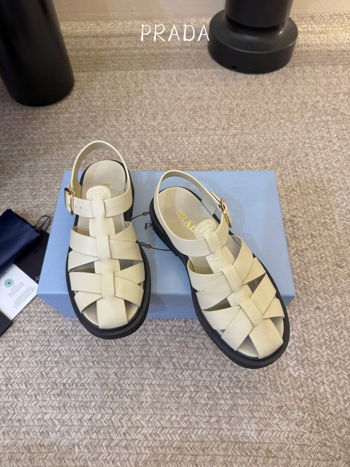 Prada〰️新款复古罗马凉鞋P家极简高级风，经典笼式编织镂空、后绊带金属搭扣、鞋内烫印Prada标识，
