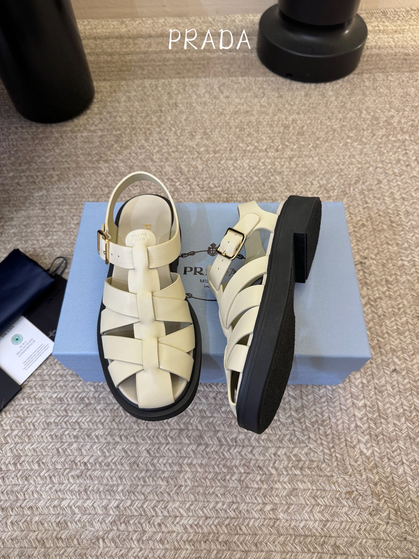 Prada〰️新款复古罗马凉鞋P家极简高级风，经典笼式编织镂空、后绊带金属搭扣、鞋内烫印Prada标识，