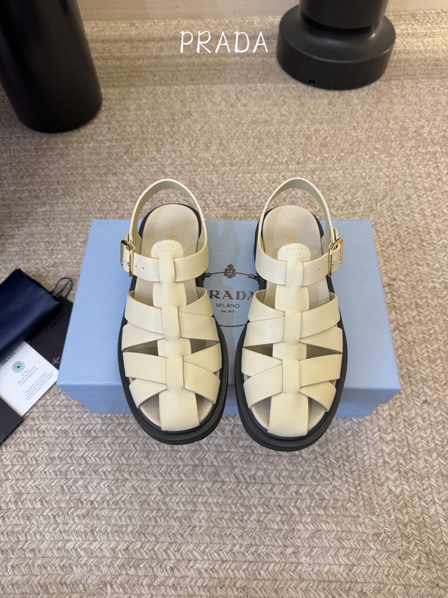 NO:784512,Prada's new retro Roman sandals P's minimalist high-end style, classic cage woven hollow, metal buckle on the back, Prada logo hot stamped on the inside of the shoe, Italian craftsmanship to create a retro summer texture YB disassembly, purely hand-woven, soft leather upper texture, low flat heel, not tired after walking all day Retro cage woven, breathable and not stuffy, flattering the foot shape and super slimming Available in black/off-white/dark brown three colors, suitable for jeans and dresses  size35-39 (customized at 40.41), sandals, prada, sandals, skirts, jeans19860909Prada新款复古罗马凉鞋 P家极简高级风,经典笼式编织镂空、后绊带金属搭扣、鞋内烫印Prada标识,意大利工艺打造复古夏日质感 YB拆卸,纯手工编织,软皮革鞋面质感拉满 低平跟,暴走一天都不累脚 复古笼式编织,透气不闷脚,修饰脚型超显瘦 黑/米白/深棕三色全齐,搭牛仔裤、连衣裙都适配 size35-39（40.41定做）,凉鞋,prada,sandals,skirts,jeans,Women's Shoes