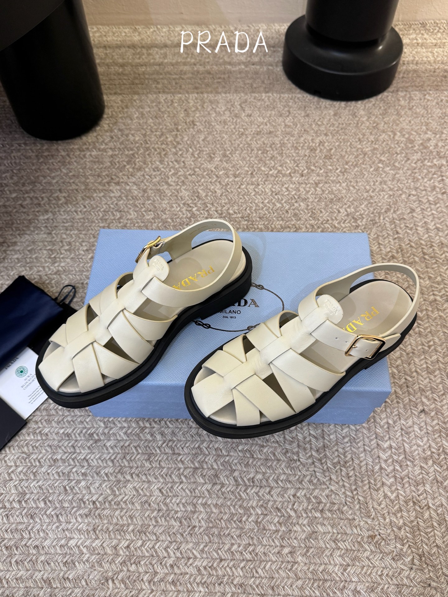 Prada〰️新款复古罗马凉鞋P家极简高级风，经典笼式编织镂空、后绊带金属搭扣、鞋内烫印Prada标识，