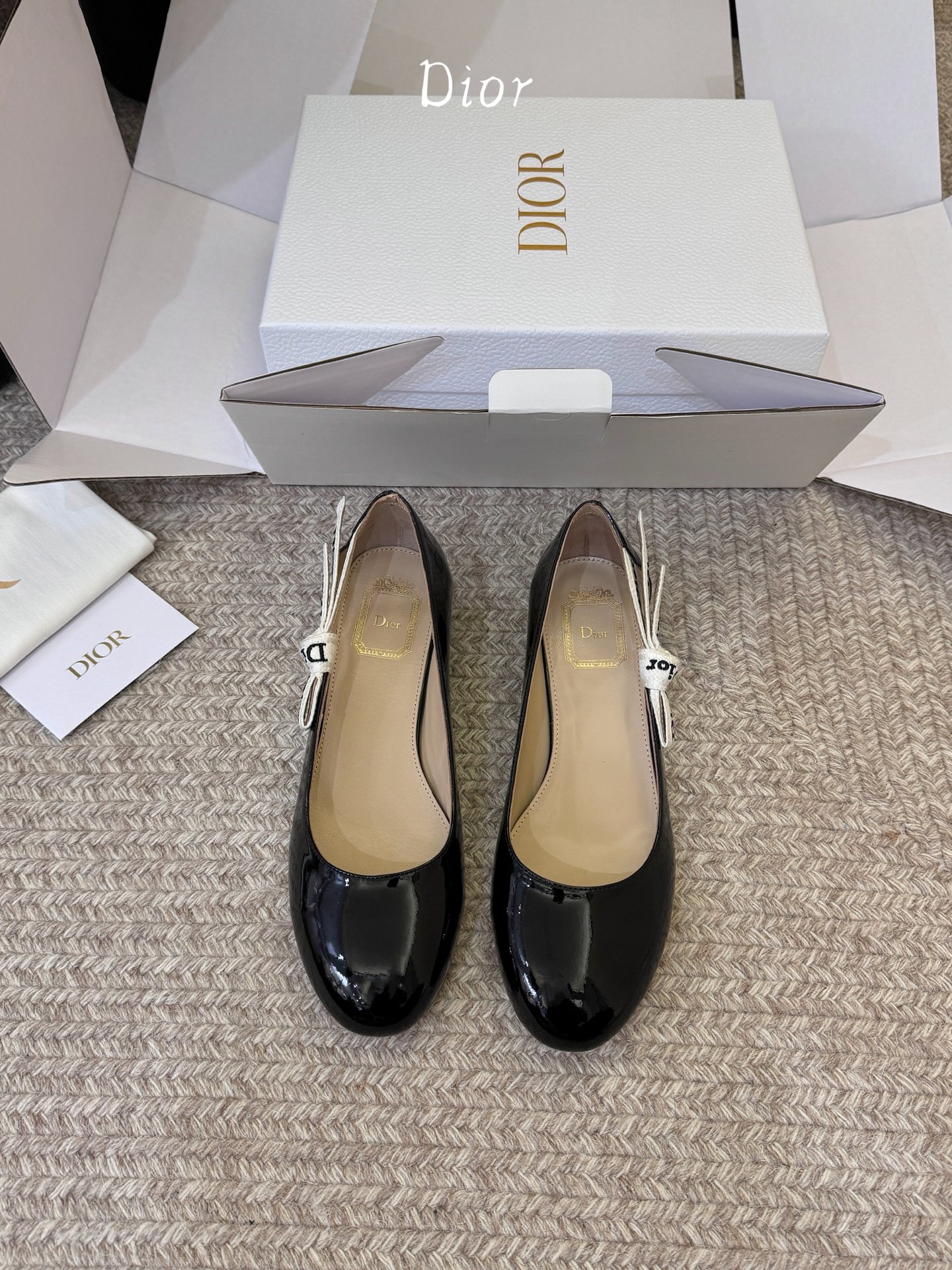 NO:784509,Dio*26SS new spring and summer round-toe patent leather shoes are designed to perfectly capture the French retro aesthetic, with iconic decorative embellishments and low-key recognition. The rounded toe box and neat lines can not only modify the shape of the foot, but also have an effortless gentle temperament. Whether it is paired with a commuting outfit or a date dress, it can easily create an elegant atmosphere.  The foot feel experience is also completely online, the shoe shape fits the foot shape, and there is no discomfort when the upper foot is squeezed. The soft lining allows you to maintain comfort even if you wear it for a long time. Upper cow patent leather, inner sheepskin outsole, Italian genuine leather outsole, size 35-42 (40, 41, 42 sizes are customized and non-returnable) Heel height 8cm, high-heeled shoes, dior, high heels, skirts, sheepskin, Leather soles19860909Dio*26SS春夏新款圆头漆皮单鞋 设计上完美踩中了法式复古的审美点,标志性的装饰点缀,自带低调的辨识度,圆润的鞋头搭配利落的线条,既能修饰脚型,又自带毫不费力的温柔气质,不管是搭配通勤装还是约会裙装,都能轻松穿出优雅氛围感. 脚感体验也完全在线,鞋型贴合脚型,上脚完全不会有挤脚的不适感,软乎乎的内里让久穿也能保持舒适感. 鞋面牛漆皮 内里羊皮 大底意大利真皮大底 size35-42码（40、41、42码定制不退换） 跟高8cm,高跟鞋单鞋,dior,high heels,skirts,sheepskin,Leather soles,Women's Shoes