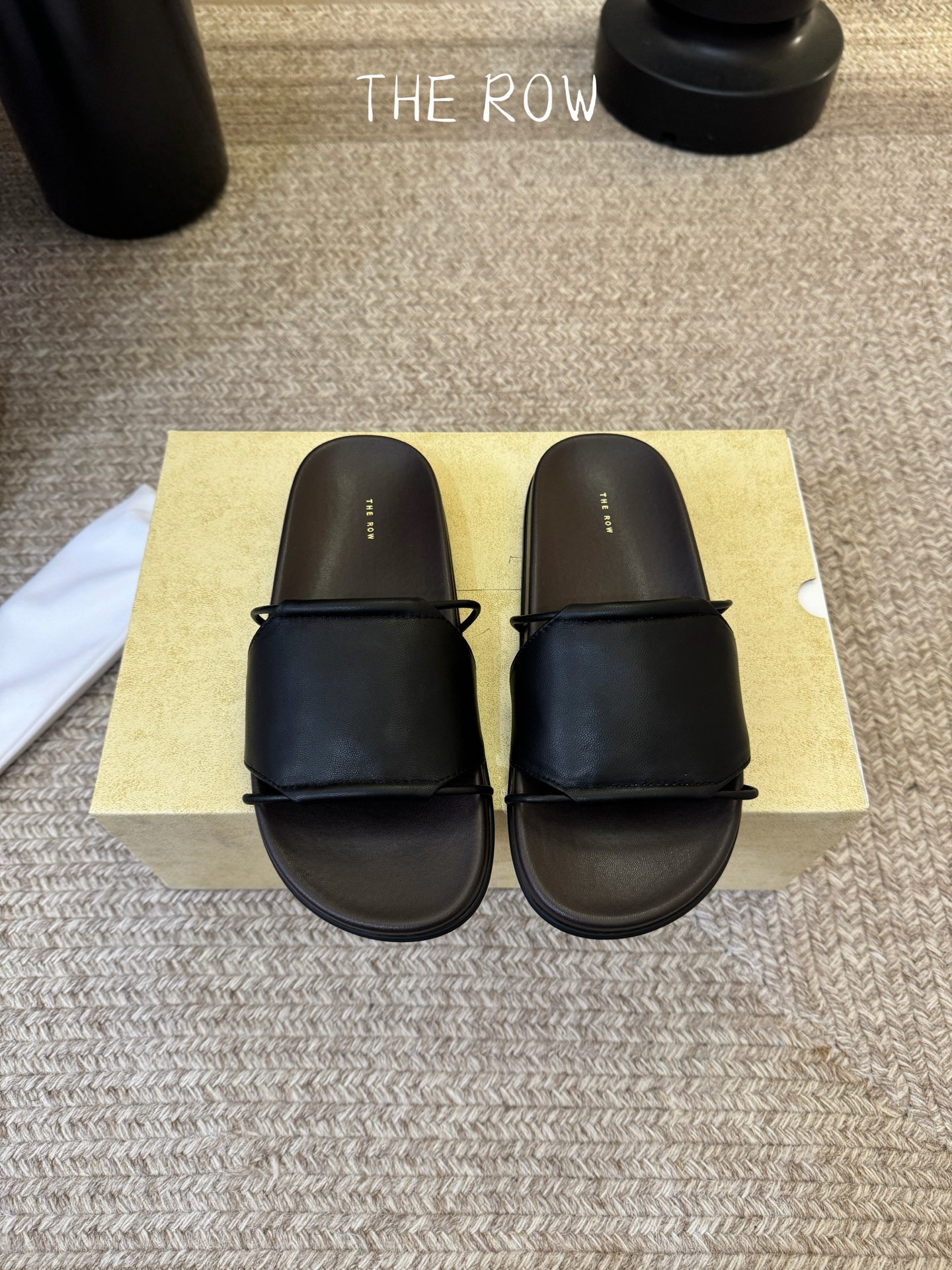 NO:784506,THE ROW Vivienne Lambskin Leather Flat Slip-On Slippers Women's The Row is a ready-to-wear brand founded by fashion sisters Mary-Kate and Ashley Olsen (Olsen Twins) in 2006. The Row's biggest feature is that it is composed of well-tailored items, which combine timeless chic designs and high-quality fabrics. Therefore, The Row brand clothing is very popular among young Americans. Now their high-end line has been extended to various other fashion items. Related  Ashley Olsen explains the design concept of TheRow. The Row is not inferior in any aspect. Wearing TheRow's high-quality and easy-to-wear items or suits will instantly show your fashionable and modern style and show the most beautiful side of a woman. Material Sheepskin upper Sheepskin lining Open-molded double bottom Size 35-39 (40.41 customized), slippers, slippers, sheepskin19860909THE ROW Vivienne 小羊皮 皮革 平底套脚一字拖鞋 女款 The Row是时尚姐妹花奥尔森姐妹Mary-Kate和AshleyOlsen(Olsen Twins)2006创立的成衣品牌,The Row最大的特色是由剪裁考究的单品构成,融合了不会过时的别致设计与优质面料,因此The Row品牌服装颇受美国年轻人的欢迎.如今他们的高端线已延伸至各类其他时尚单品.有关 TheRow的设计理念,AshleyOlsen如是解释The Row任何方面都不逊色完美穿上TheRow兼具优质与易穿性的单品或套装,立显时尚现代风情,尽展女人最美一面. 材质 羊皮鞋面羊皮内里 开模双层底 Size 35-39（40.41 定制）,拖鞋,slippers,sheepskin,Women's Shoes