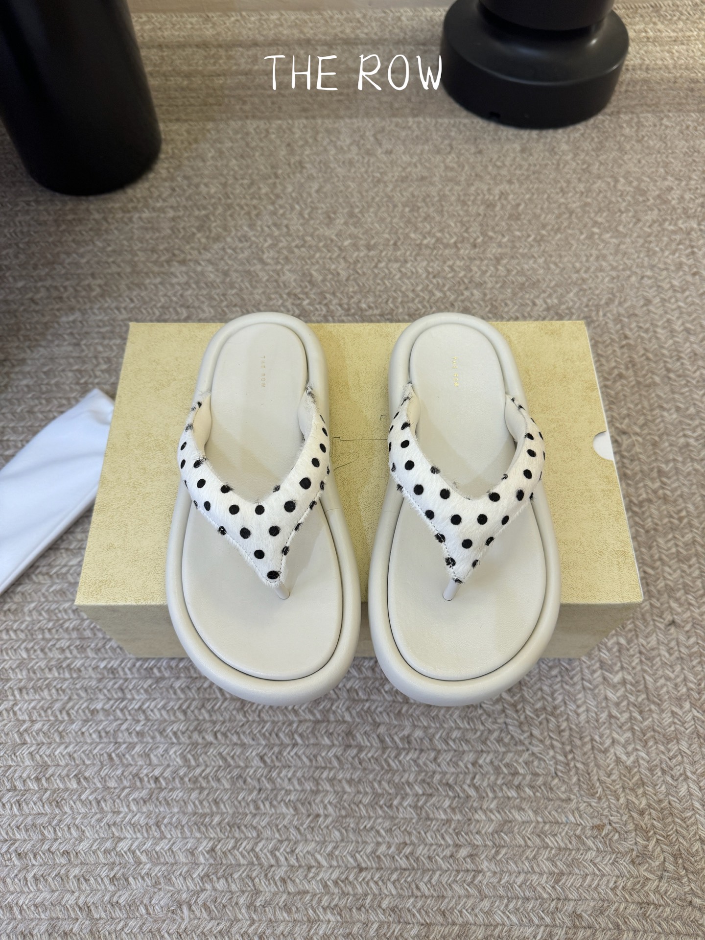 NO:784501,The Row thick-soled flip-flops. When you first see these shoes, they look very simple and inconspicuous. In fact, they look good on your feet and are easy to wear. The whole shoe is very soft and does not scratch your feet. Fabric: horse hair. Lining: full sheepskin for footbed. The foot feels very good and soft.  Outsole: The original rubber outsole continues the minimalist style, using a full leather package production process. It is super waste material and is very soft and skin-friendly. There is no need to worry about the foot feel. Good wear is a must. Those who have high requirements for foot feel must buy it. Sizes 35-39 (40 non-refundable), split-toe shoes, slippers, sheepskin19860909The Row厚底人字拖鞋,第一眼看到这个鞋子给人感觉很简单不起眼,其实上脚很好看,主要也好穿,整个鞋子非常柔软不磨脚. 面料:马毛 内里:垫脚脚床全羊皮,脚感非常好,软绵绵的 大底:原版橡胶大底延续了一贯极简风格,采用全皮套包制作工艺,超级废料,非常柔软亲肤,脚感方面完全不可担心,好穿是必须的,对脚感要求高的必眼入它 尺码35-39 (40不退换),分趾鞋,slippers,sheepskin,Women's Shoes