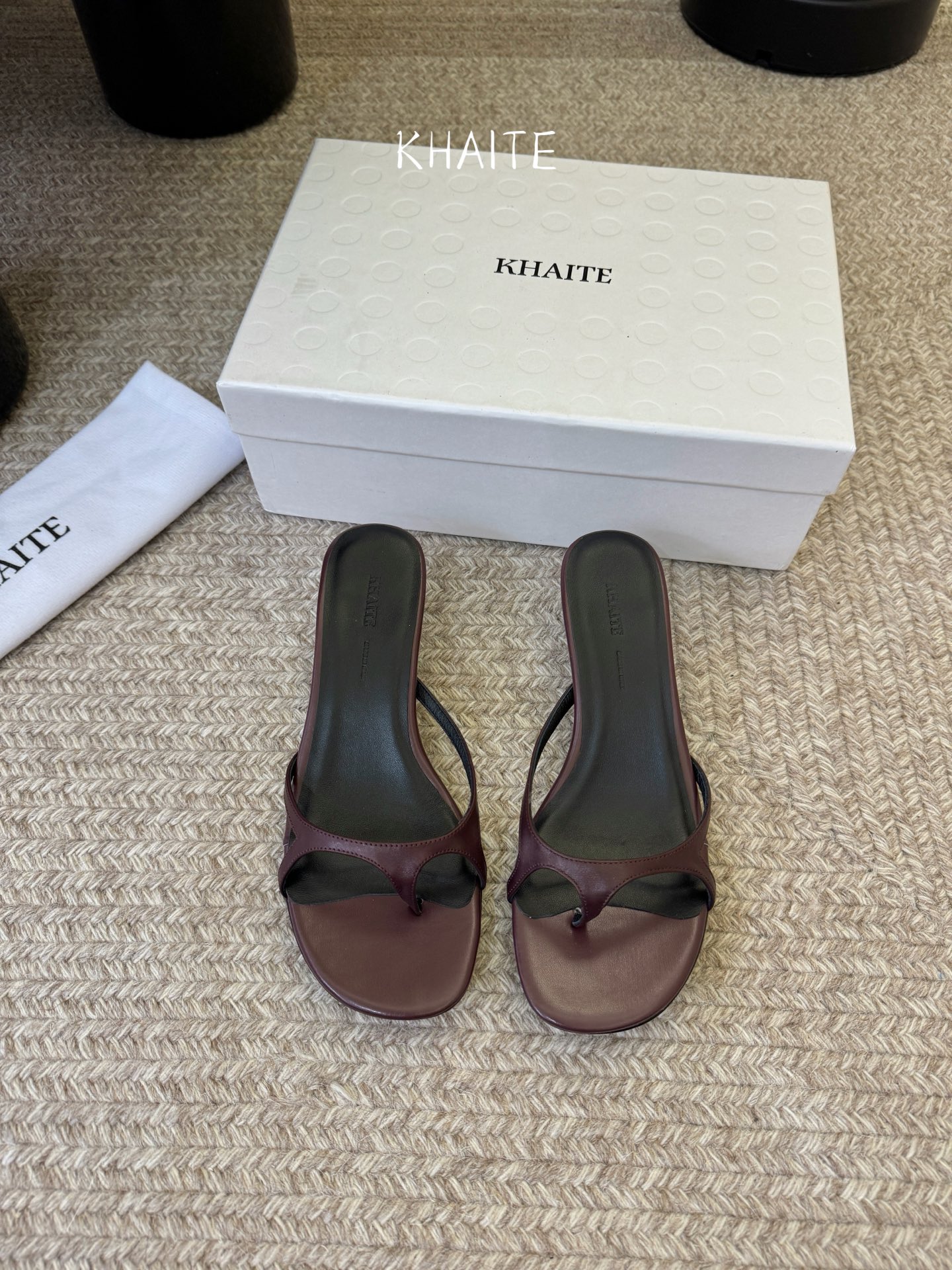 NO:784503,Khaite flat square-toe Mule flip-flops are simple in design and high-end, with a V-shaped design that is sexy and elegant. They are OK to match with skirts and shorts in summer. They can show elegant charm in daily life or party activities. The upper material is cowhide. The lining is imported sheepskin. The sole is Italian genuine leather. Size 35-40 (40.41 non-refundable). Slippers, sandals, slippers, skirts, shorts, cowhide, sheepskin, Leather.  soles19860909khaite平底方头穆勒夹脚凉鞋拖鞋 简单设计又高级,V字造型设计性感优雅气质,夏天搭配裙子 短裤都是很OK,日常或者派对活动都能展现优雅的魅力气质 鞋面材质牛皮 内里进口羊皮 鞋底意大利真皮大底 码数35 -40 (40.41不退换),拖鞋,sandals,slippers,skirts,shorts,cowhide,sheepskin,Leather soles,Women's Shoes