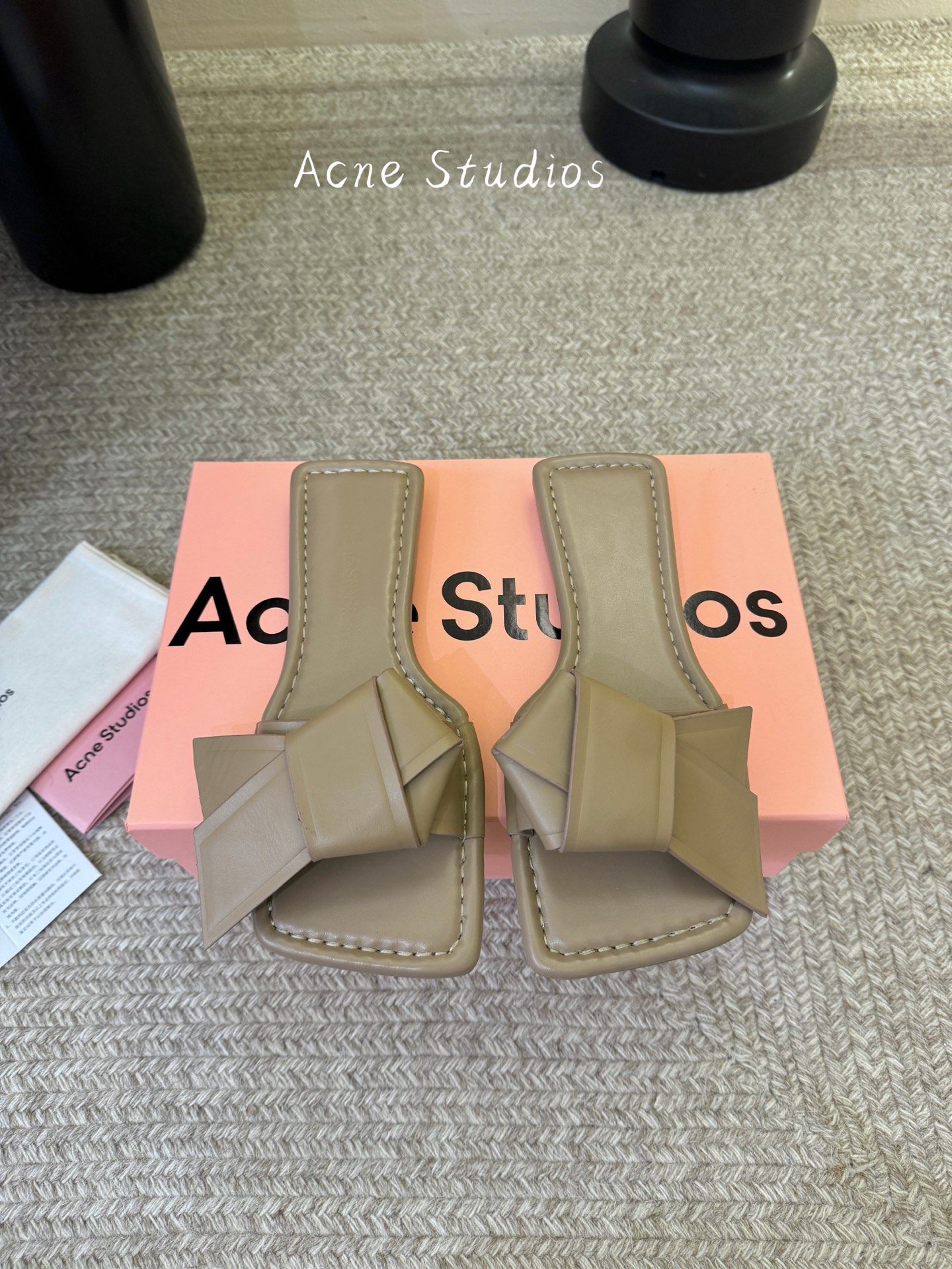 Acne Studio*26SS春夏新款折叠方头凉拖自带先锋艺术感的极简风夏日款，这双直接把设计感与松弛