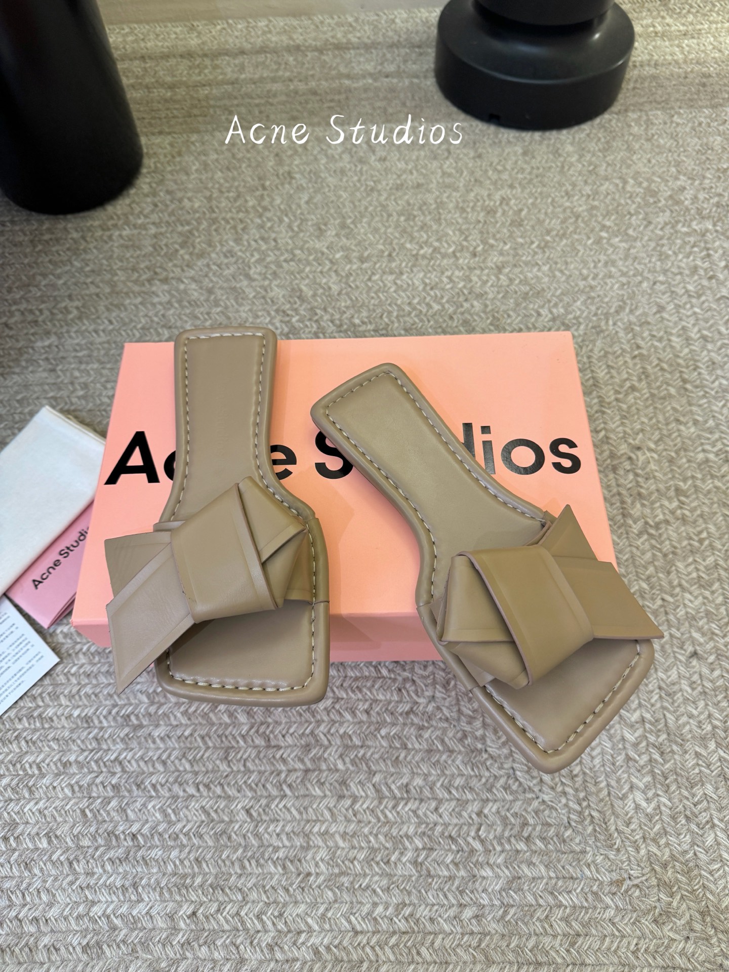 Acne Studio*26SS春夏新款折叠方头凉拖自带先锋艺术感的极简风夏日款，这双直接把设计感与松弛