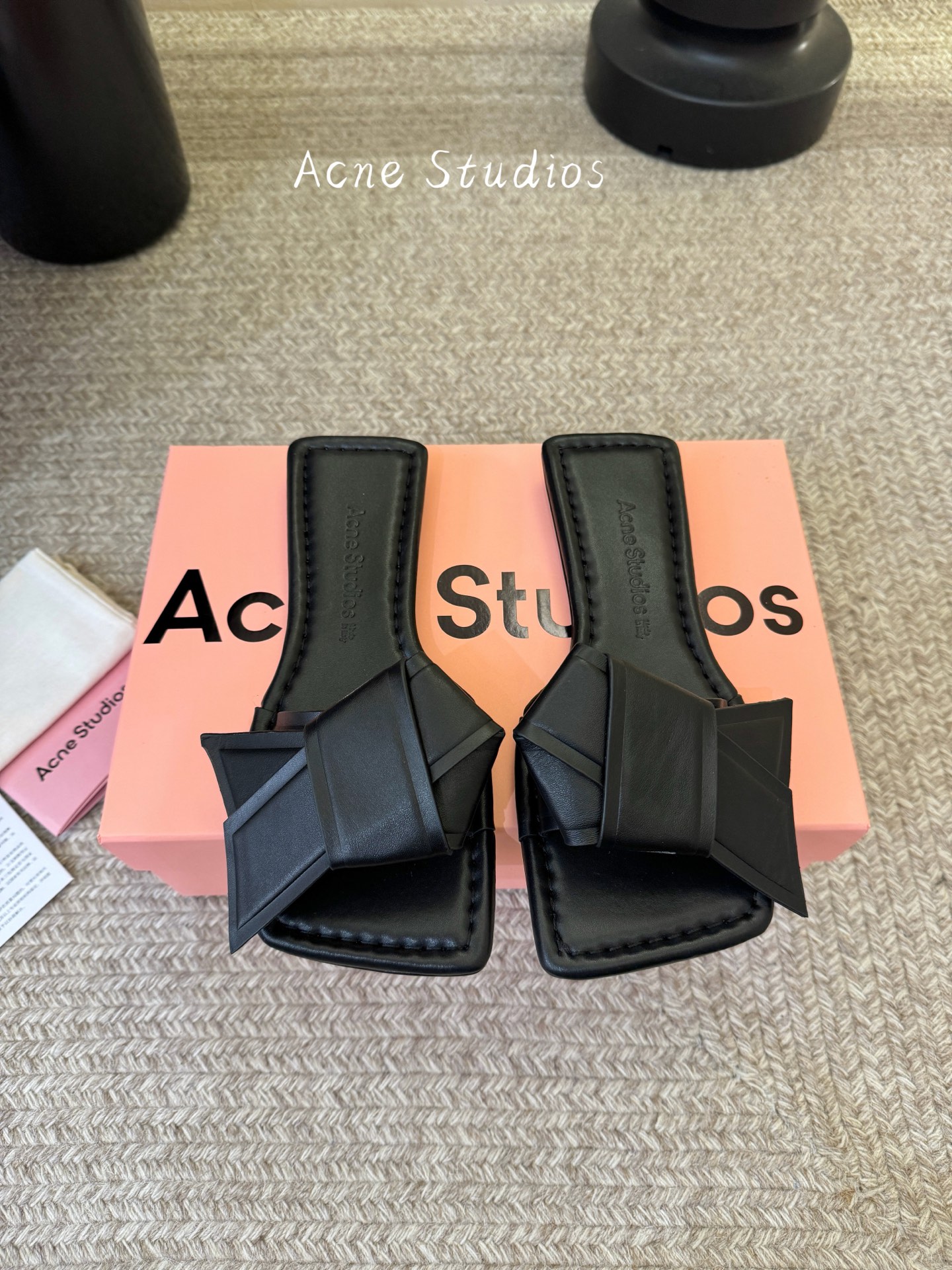 NO:784494,Acne Studio*26SS new spring and summer folding square-toe sandals are a minimalist summer style with a sense of avant-garde art. This pair directly welds the sense of design and relaxed atmosphere to the feet. Its iconic design is the three-dimensional folding element on the toe. The neat lines have a sense of sculpture. The square-toe shoe shape also comes with a retro filter. There are no unnecessary decorations, but the brand's unique avant-garde aesthetics are everywhere, making it highly recognizable without being overly public.  Paired with it, it can be called an all-rounder. It can be paired with jeans and wide-leg pants on a daily basis. It is casual and stylish. Paired with a dress or suit trousers, it can instantly enhance the overall sense of luxury. Whether it is for daily outings or light vacations, it can be the finishing touch in the look. Cowhide upper, sheepskin lining, rubber outsole, size 35-41 (customized sizes 40 and 41 are non-refundable), slippers, acne studios, dior, slippers, skirts, jeans, business  suit,cowhide,sheepskin19860909Acne Studio*26SS春夏新款折叠方头凉拖 自带先锋艺术感的极简风夏日款,这双直接把设计感与松弛氛围焊在了脚上.它的标志性设计就是鞋头那片立体折叠元素,利落的线条自带雕塑感,方头鞋型又自带复古滤镜,没有多余的装饰,却处处透着品牌独有的先锋美学,辨识度拉满又不会过分张扬. 搭配上它堪称万能选手,日常配牛仔裤、阔腿裤,随性又有态度；搭配连衣裙或西装裤,又能瞬间提升整体的高级感,不管是日常出街还是轻度假穿搭,都能成为造型里的点睛之笔. 鞋面牛皮 内里羊皮 大底橡胶大底 size35-41码（40、41码定制不退换）,拖鞋,acne studios,dior,slippers,skirts,jeans,business suit,cowhide,sheepskin,Women's Shoes